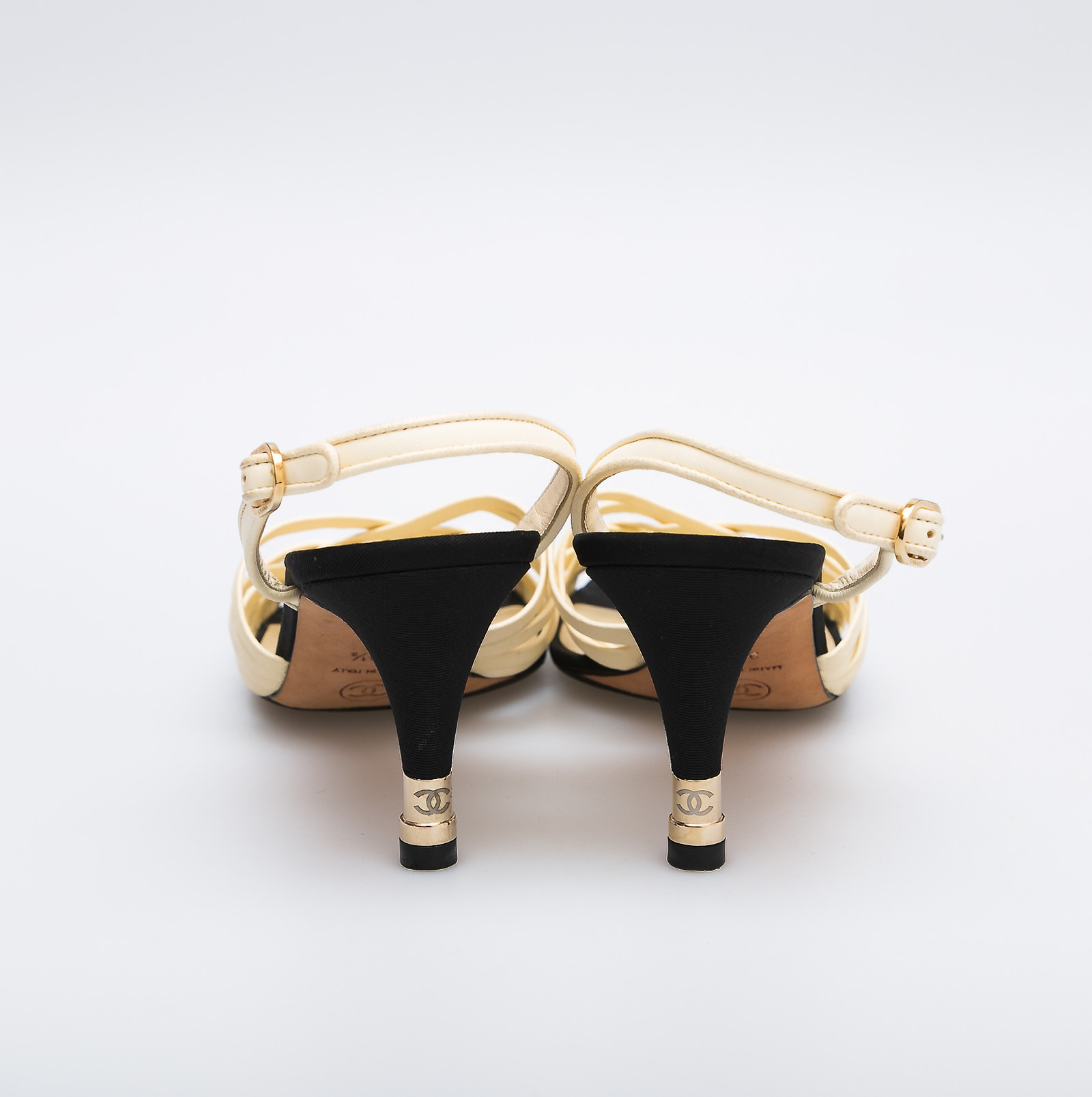Босоножки белого цвета Chanel - фото из каталога магазина брендовой одежды Second Friend Store Босоножки Chanel - купить оригинал в секонд-хенде SFS - 3