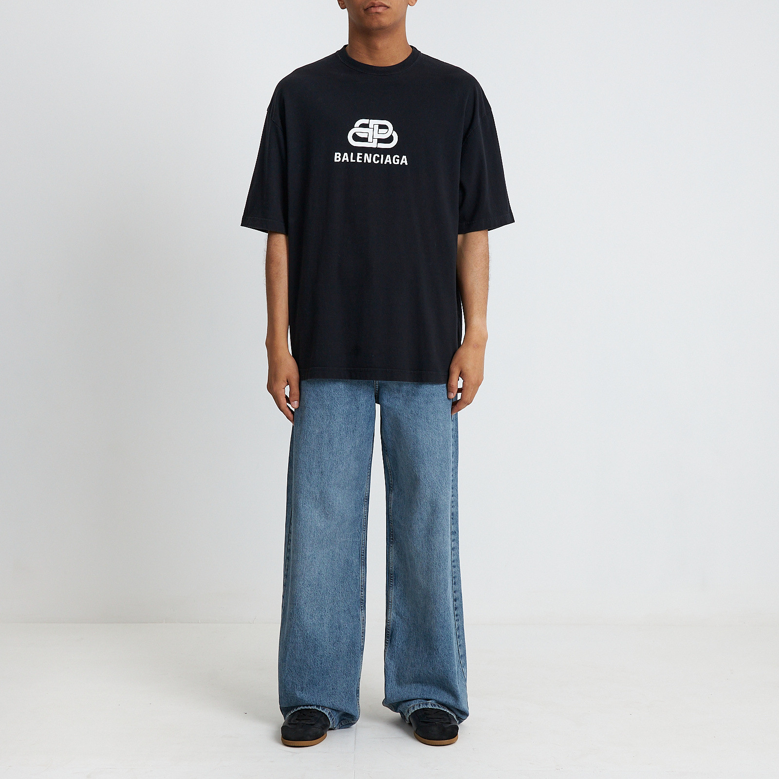 Футболка черного цвета Balenciaga - фото из каталога магазина брендовой одежды Second Friend Store Футболка Balenciaga - купить оригинал в секонд-хенде SFS - 2