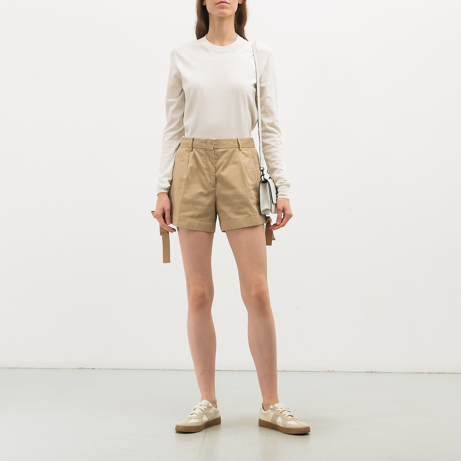 Шорты бежевого цвета Moncler - фото из каталога магазина брендовой одежды Second Friend Store Шорты Moncler - купить оригинал в секонд-хенде SFS - 1