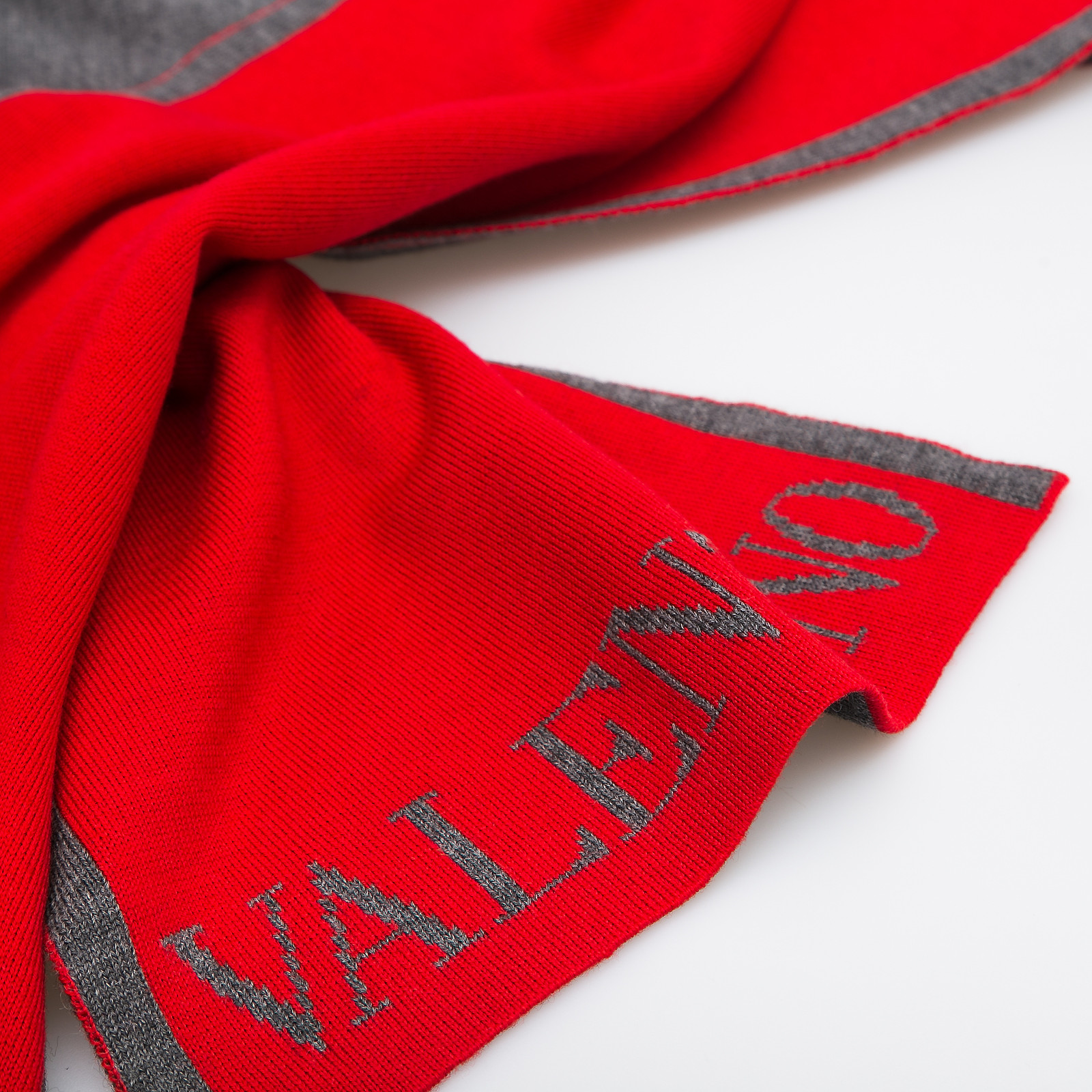 Комплект красного цвета Valentino - фото из каталога магазина брендовой одежды Second Friend Store Комплект Valentino - купить оригинал в секонд-хенде SFS - 6