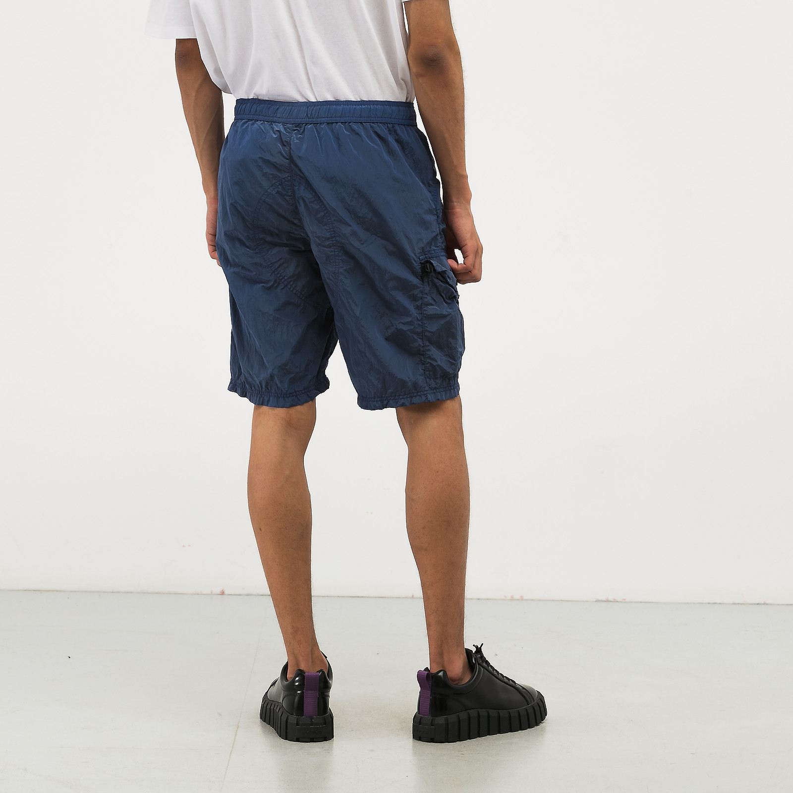 Шорты голубого цвета Stone Island - фото из каталога магазина брендовой одежды Second Friend Store Шорты Stone Island - купить оригинал в секонд-хенде SFS - 2