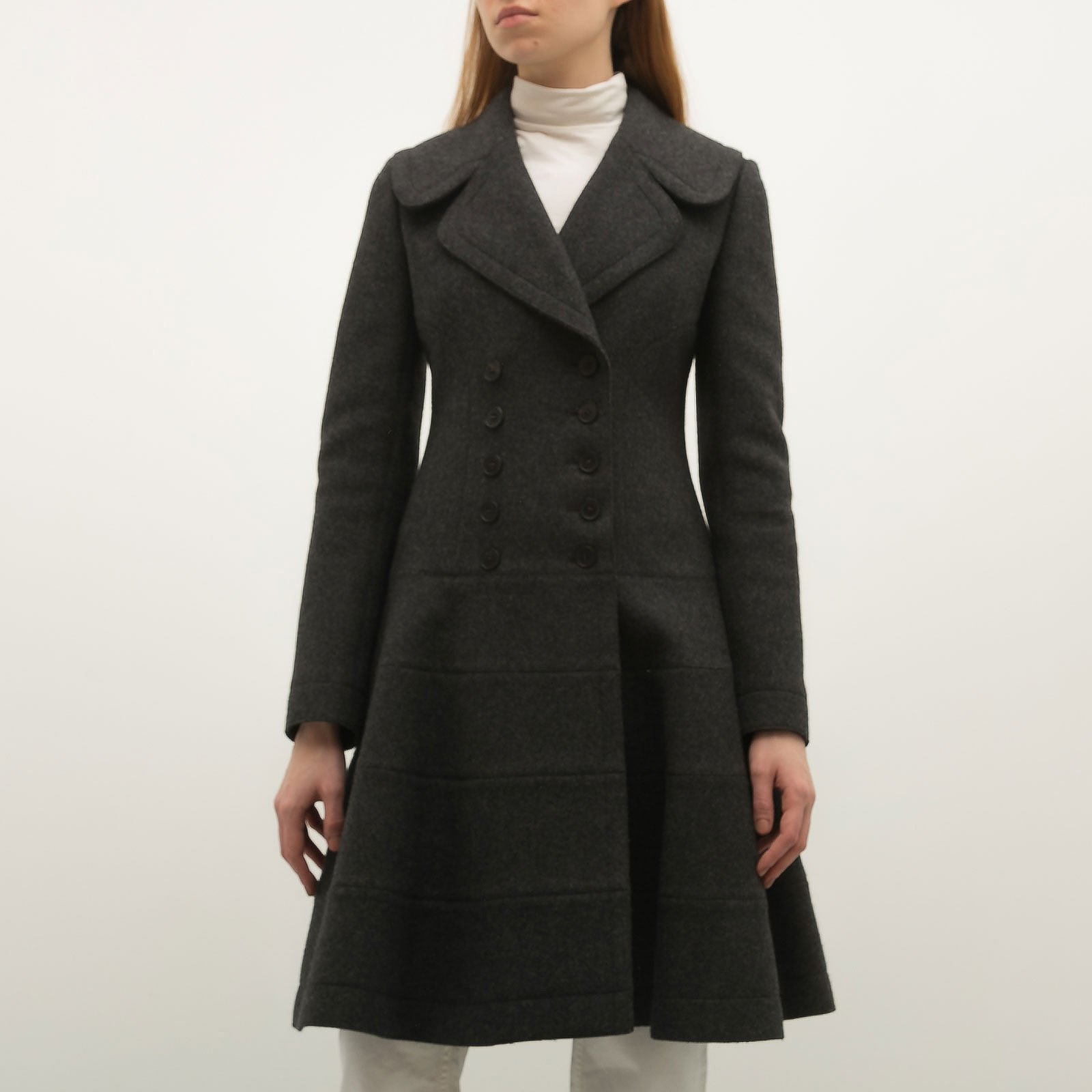 Пальто серого цвета Alaia - фото из каталога магазина брендовой одежды Second Friend Store Пальто Alaia - купить оригинал в секонд-хенде SFS - 1