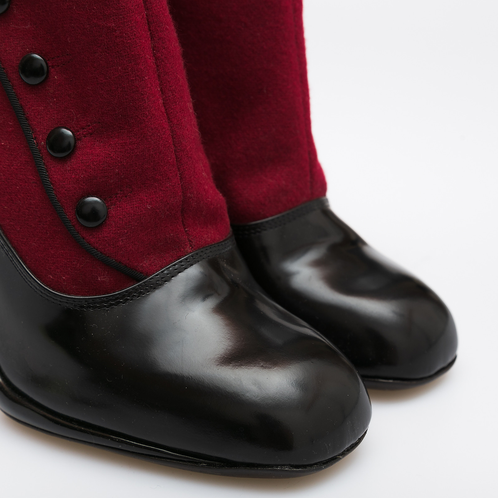 Ботильоны  красного цвета Fendi - фото из каталога магазина брендовой одежды Second Friend Store Ботильоны Fendi - купить оригинал в секонд-хенде SFS - 4