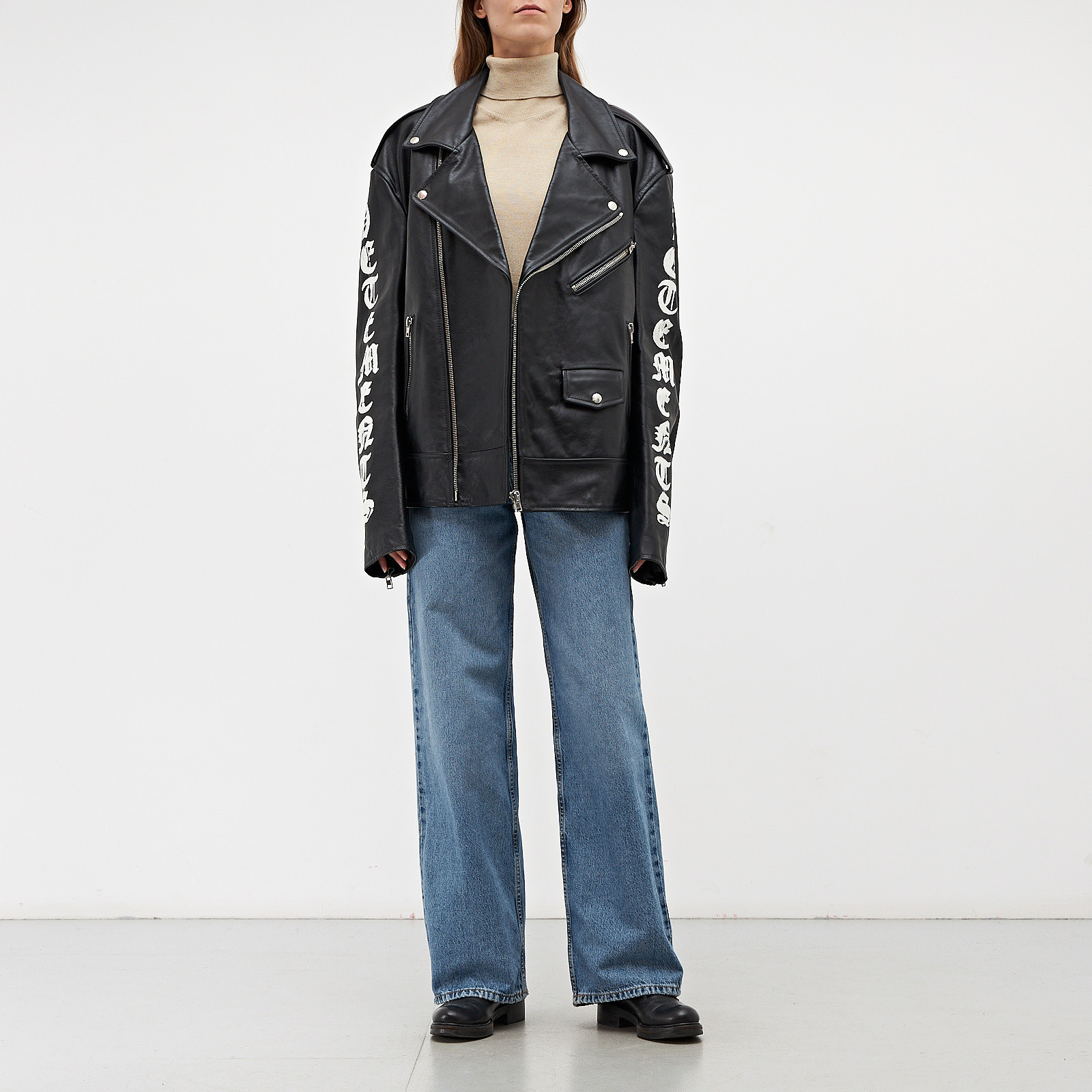 Куртка черного цвета Vetements - фото из каталога магазина брендовой одежды Second Friend Store Куртка Vetements - купить оригинал в секонд-хенде SFS - 2