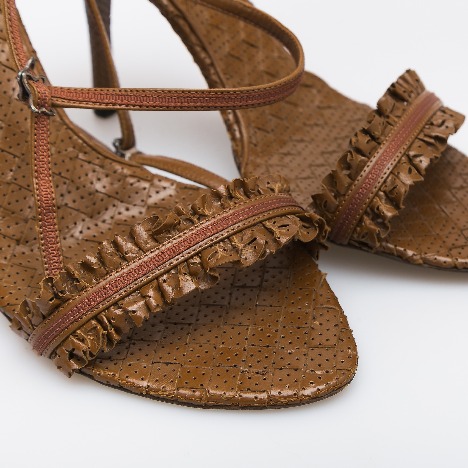 Босоножки коричневого цвета Bottega Veneta - фото из каталога магазина брендовой одежды Second Friend Store Босоножки Bottega Veneta - купить оригинал в секонд-хенде SFS - 4