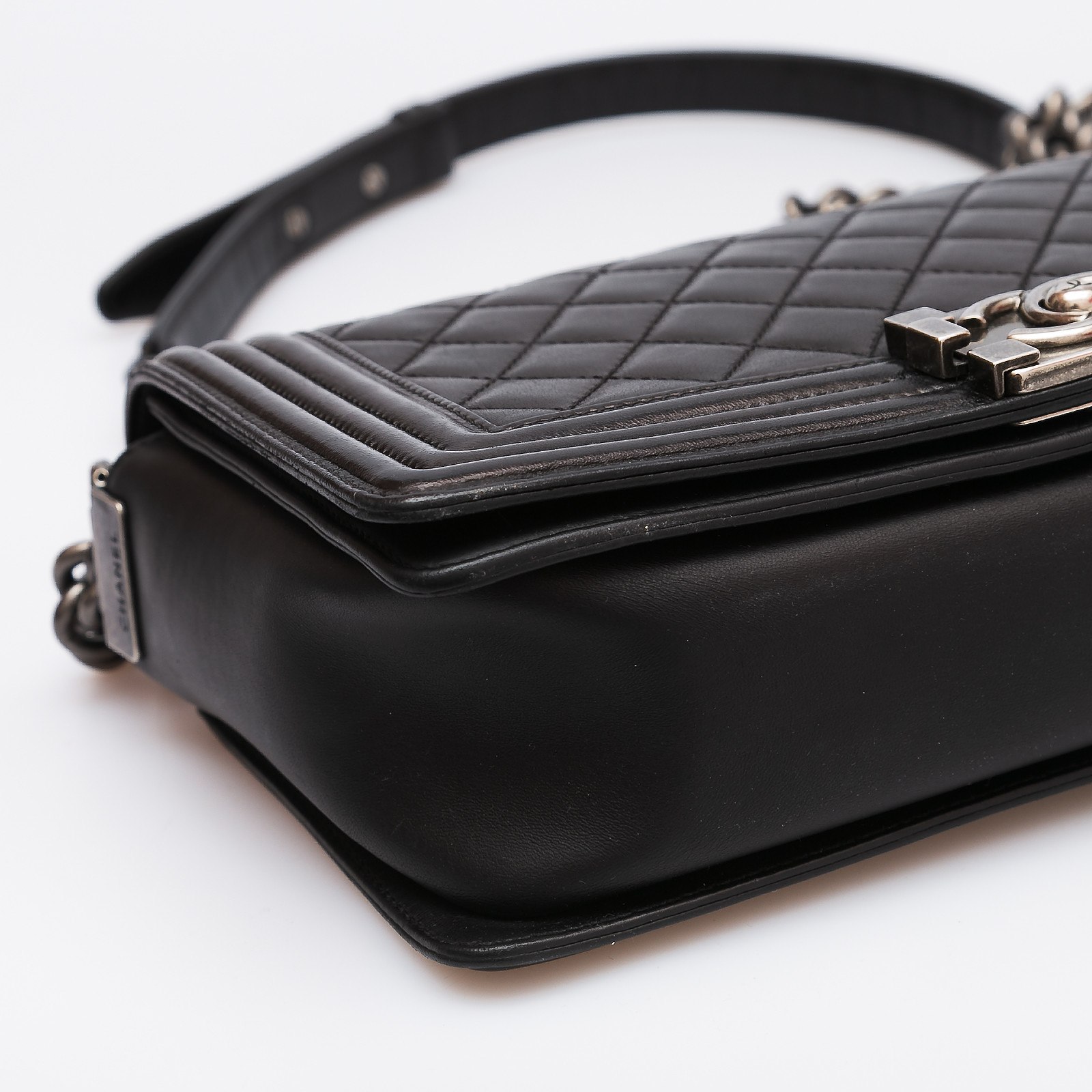 Сумка черного цвета Chanel - фото из каталога магазина брендовой одежды Second Friend Store Сумка Chanel - купить оригинал в секонд-хенде SFS - 5