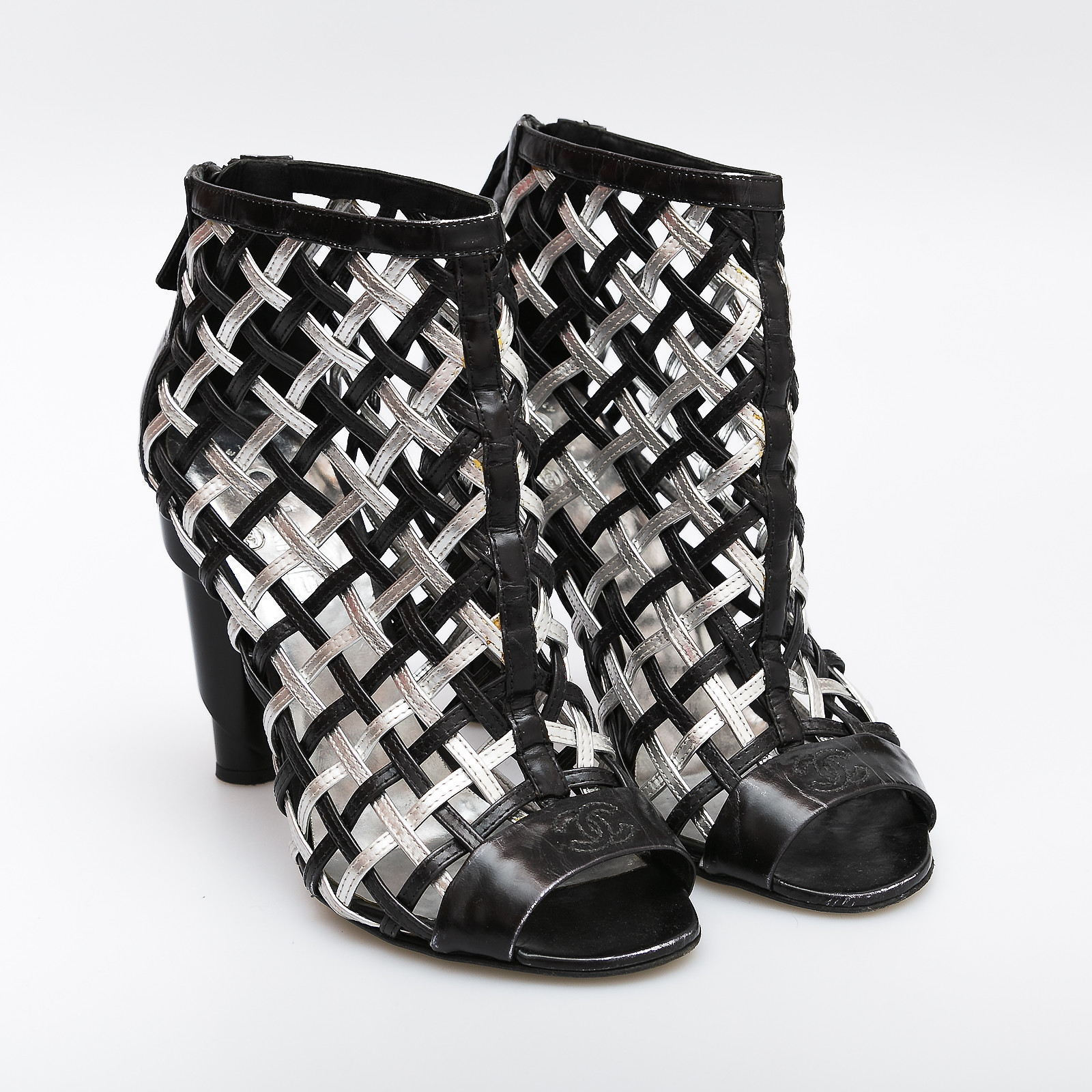 Туфли черного цвета Chanel - фото из каталога магазина брендовой одежды Second Friend Store Туфли Chanel - купить оригинал в секонд-хенде SFS - 2