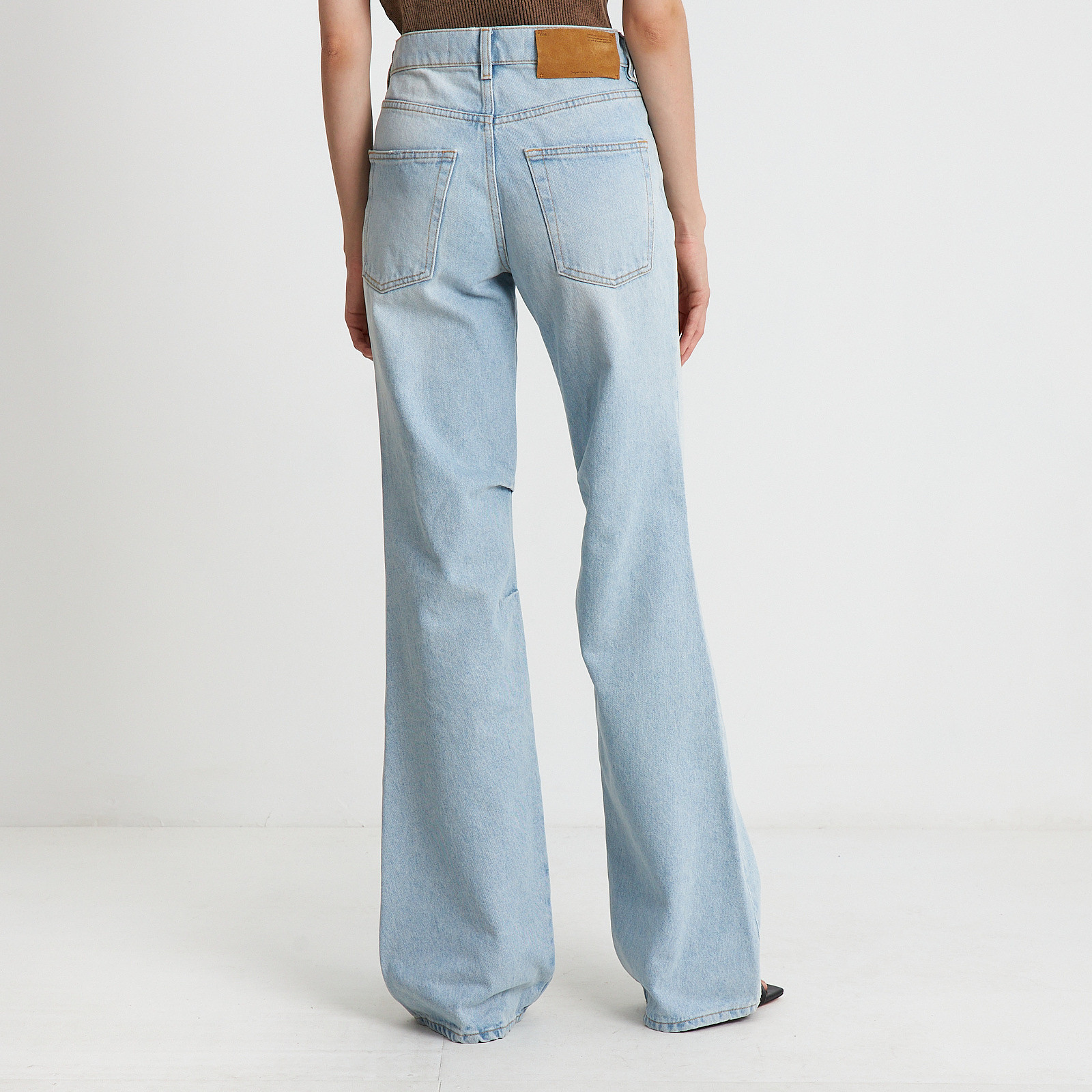 Джинсы голубого цвета Off-White - фото из каталога магазина брендовой одежды Second Friend Store Джинсы Off-White - купить оригинал в секонд-хенде SFS - 3