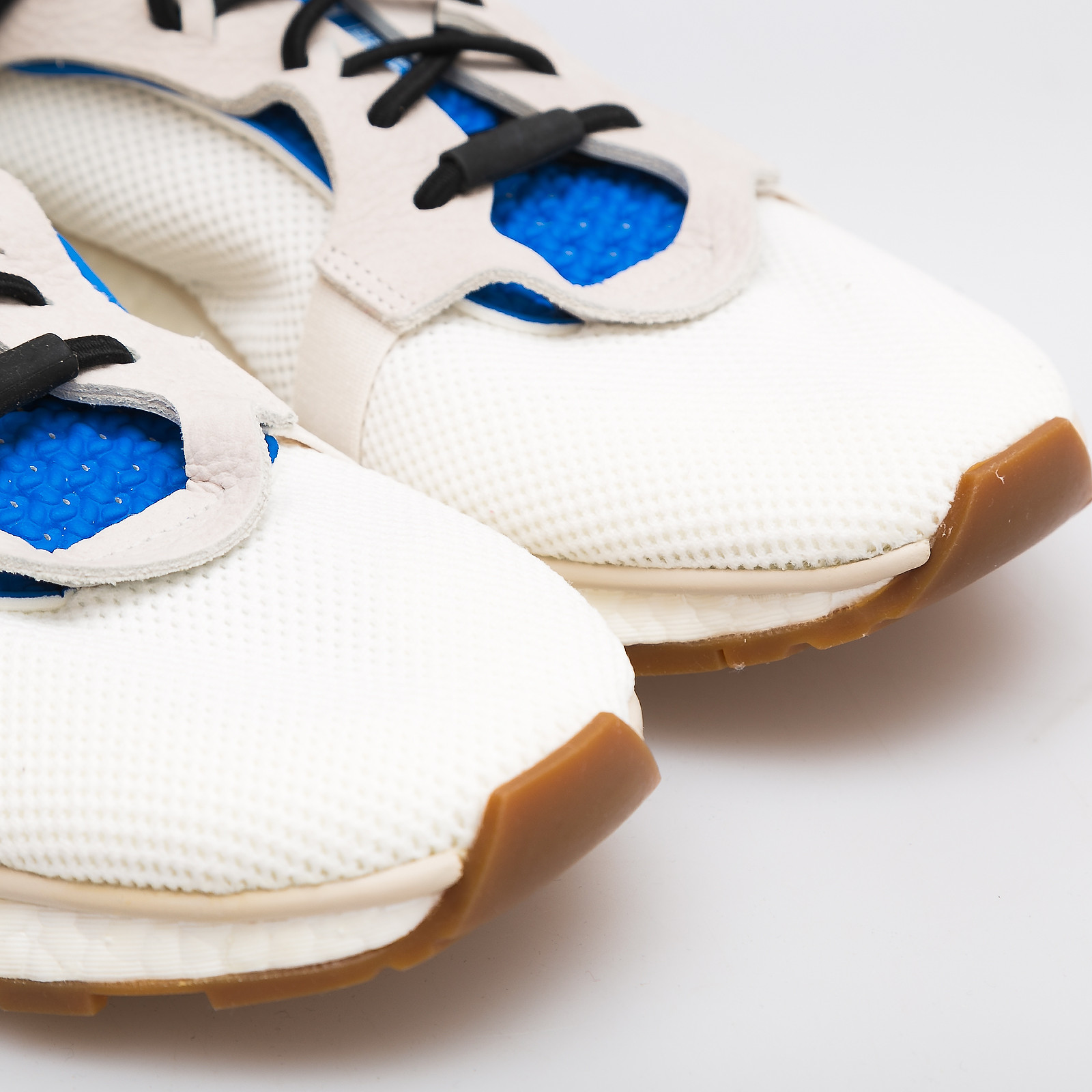 Кроссовки Adidas х белого цвета Alexander Wang - фото из каталога магазина брендовой одежды Second Friend Store Кроссовки Adidas х Alexander Wang - купить оригинал в секонд-хенде SFS - 4