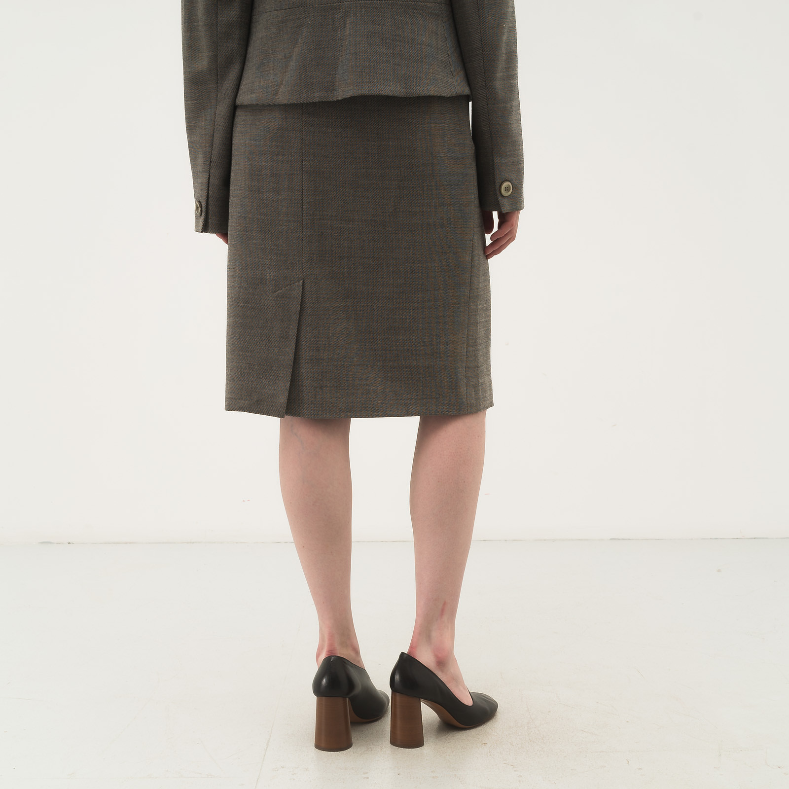 Костюм серого цвета Max Mara - фото из каталога магазина брендовой одежды Second Friend Store Костюм Max Mara - купить оригинал в секонд-хенде SFS - 8