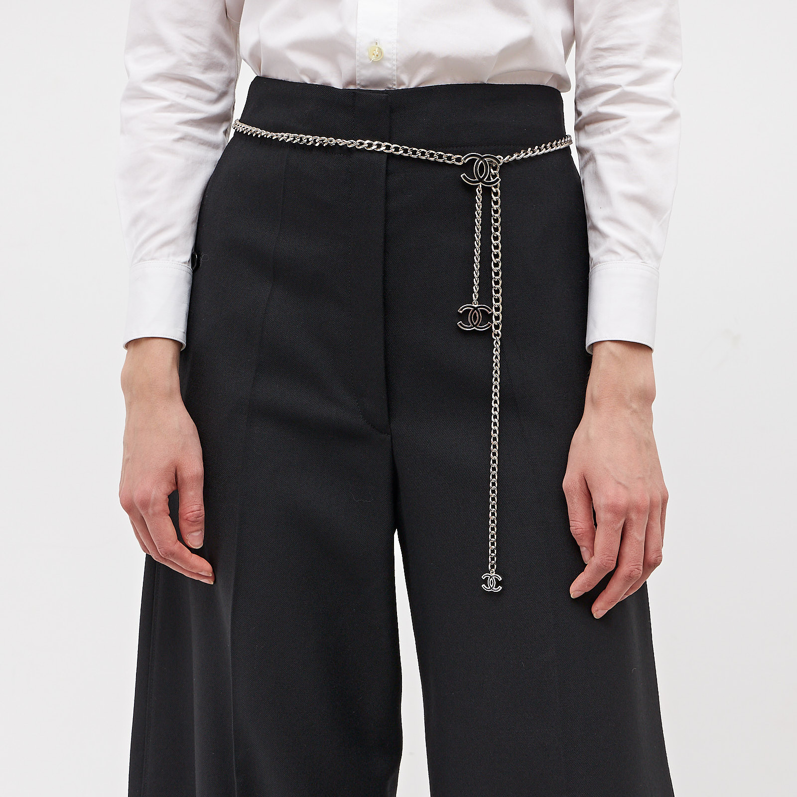 Пояс серебряного цвета Chanel - фото из каталога магазина брендовой одежды Second Friend Store Пояс Chanel - купить оригинал в секонд-хенде SFS - 2