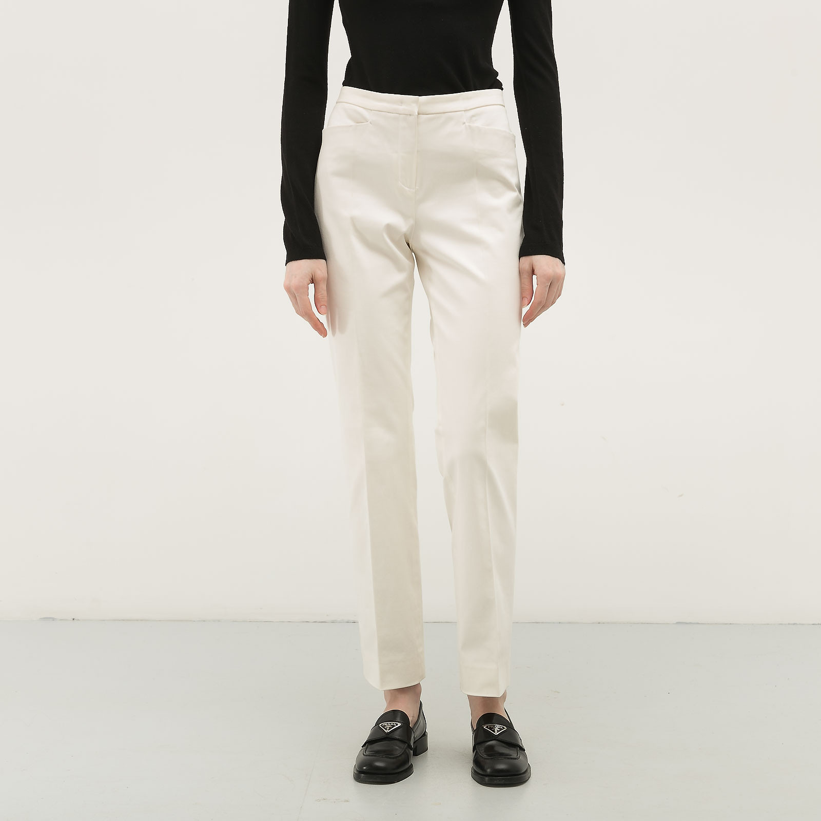 Брюки белого цвета Loro Piana - фото из каталога магазина брендовой одежды Second Friend Store Брюки Loro Piana - купить оригинал в секонд-хенде SFS - 1