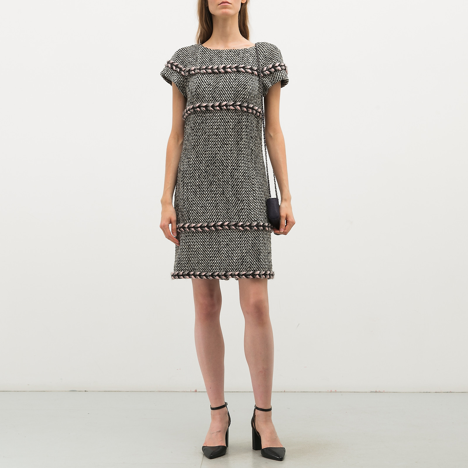 Платье черного цвета Chanel - фото из каталога магазина брендовой одежды Second Friend Store Платье Chanel - купить оригинал в секонд-хенде SFS - 3