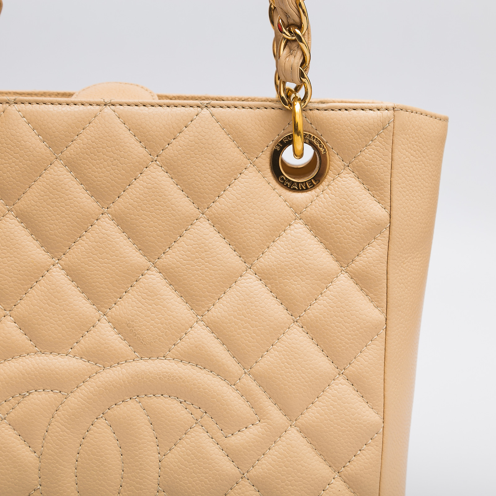 Сумка бежевого цвета Chanel - фото из каталога магазина брендовой одежды Second Friend Store Сумка Chanel - купить оригинал в секонд-хенде SFS - 6