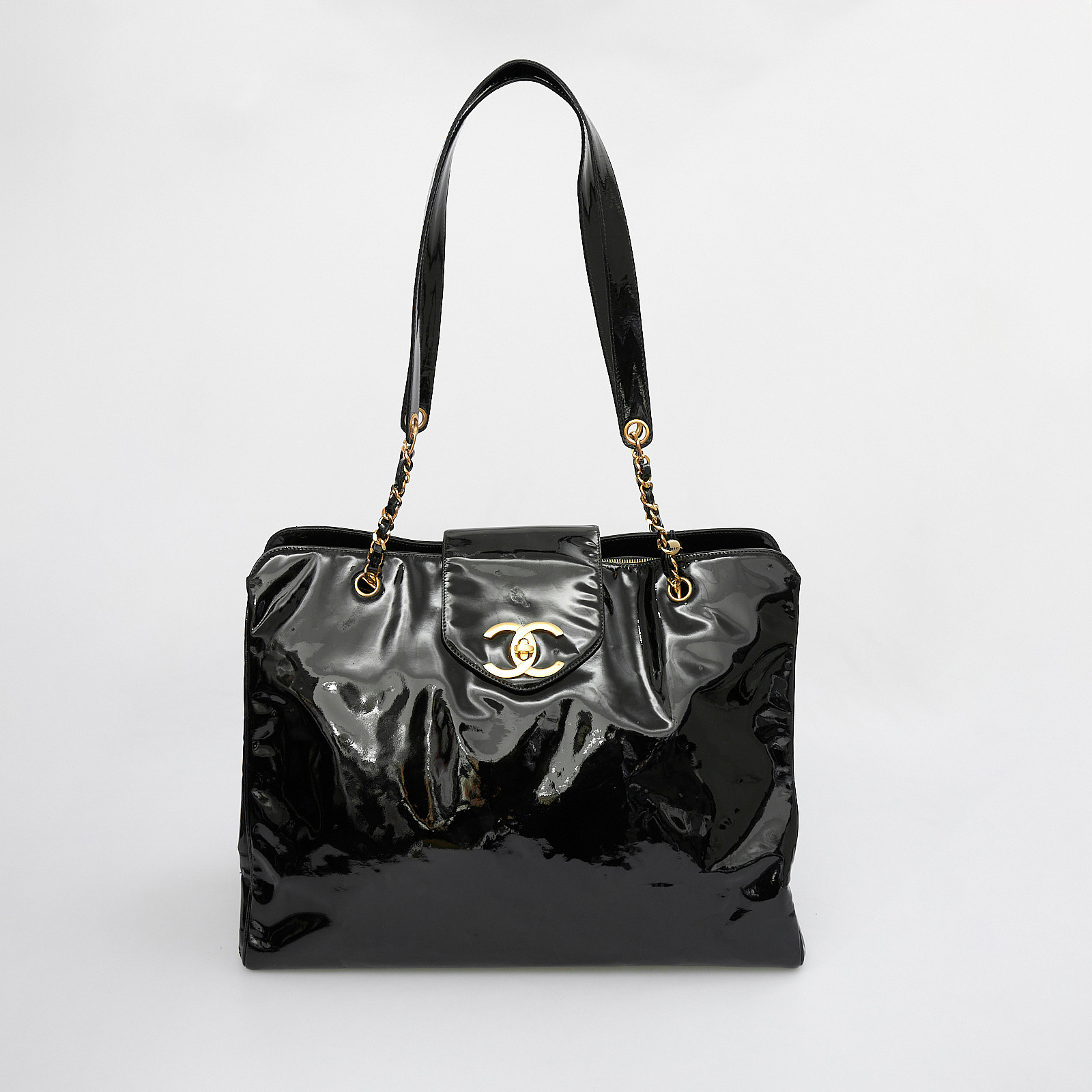 Сумка  черного цвета Chanel - фото из каталога магазина брендовой одежды Second Friend Store Сумка Chanel - купить оригинал в секонд-хенде SFS - 1