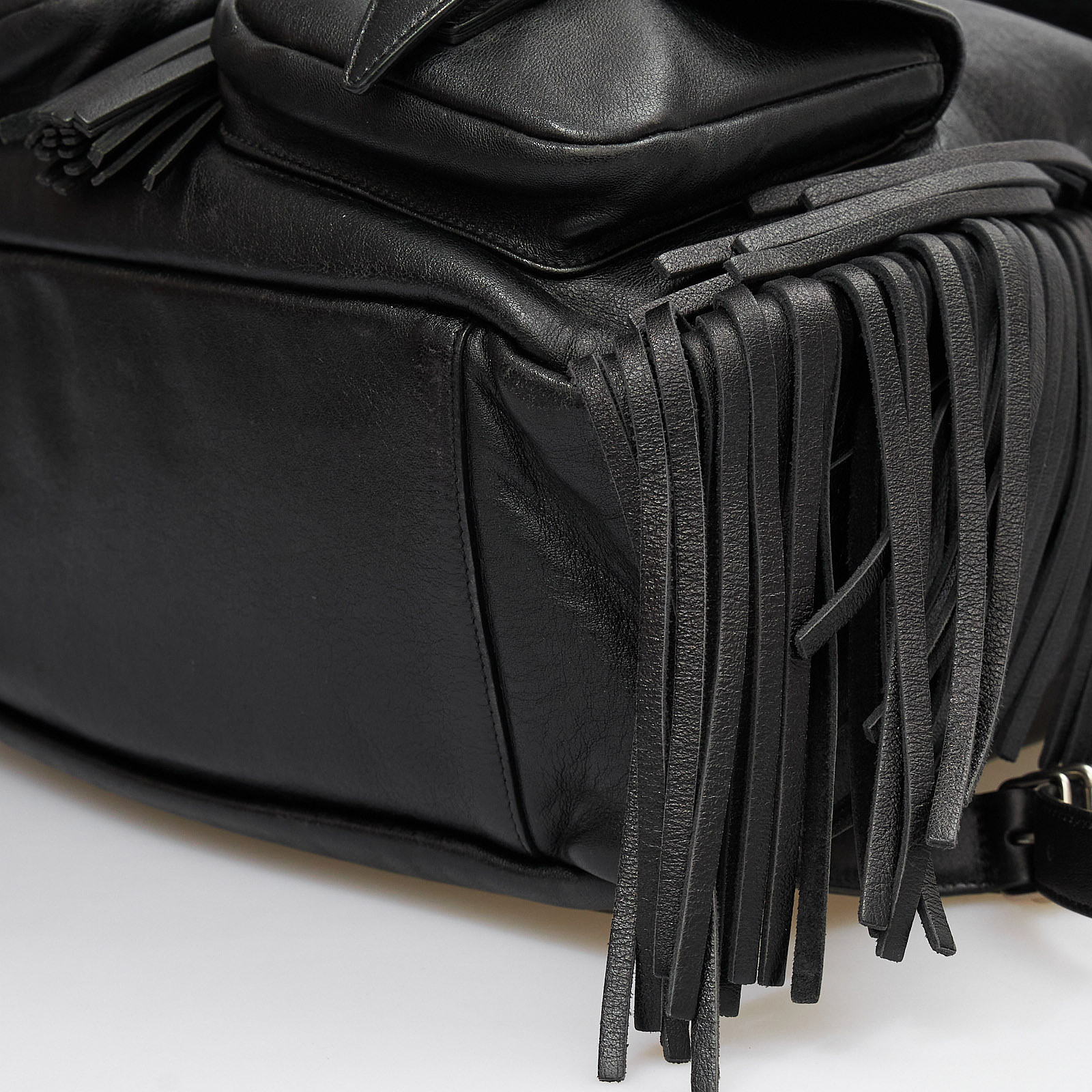 Рюкзак черного цвета Saint Laurent - фото из каталога магазина брендовой одежды Second Friend Store Рюкзак Saint Laurent - купить оригинал в секонд-хенде SFS - 7