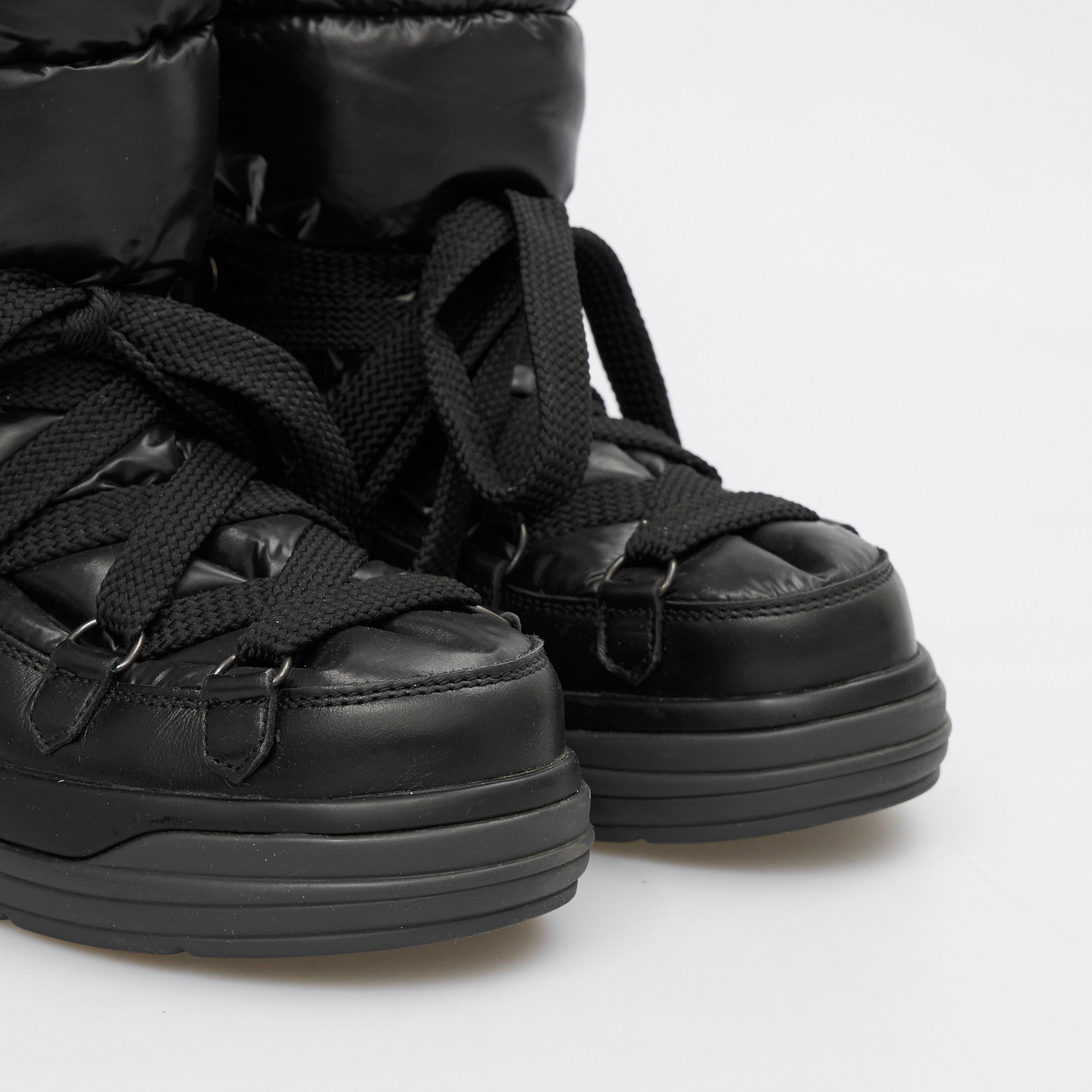 Сапоги черного цвета Moncler - фото из каталога магазина брендовой одежды Second Friend Store Сапоги Moncler - купить оригинал в секонд-хенде SFS - 4