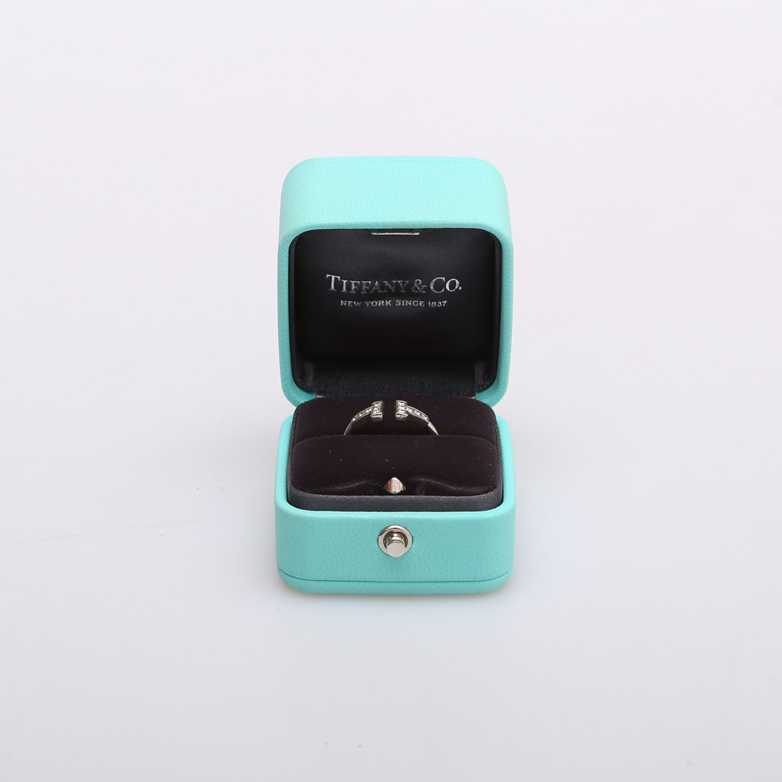 Кольцо серебряного цвета Tiffany&Co - фото из каталога магазина брендовой одежды Second Friend Store Кольцо Tiffany&Co - купить оригинал в секонд-хенде SFS - 2