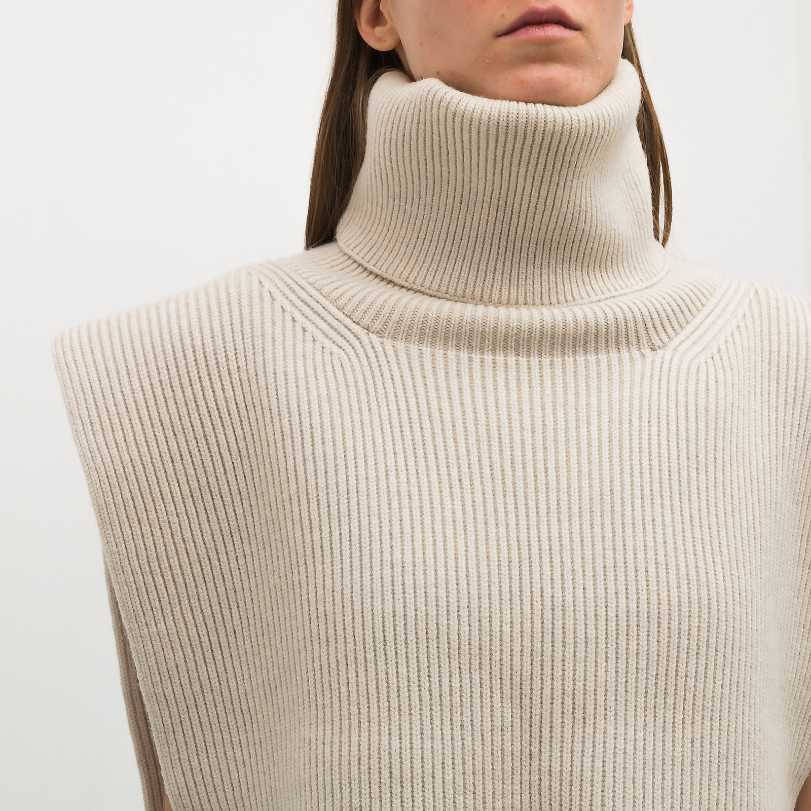 Жилет бежевого цвета Toteme - фото из каталога магазина брендовой одежды Second Friend Store Жилет Toteme - купить оригинал в секонд-хенде SFS - 3