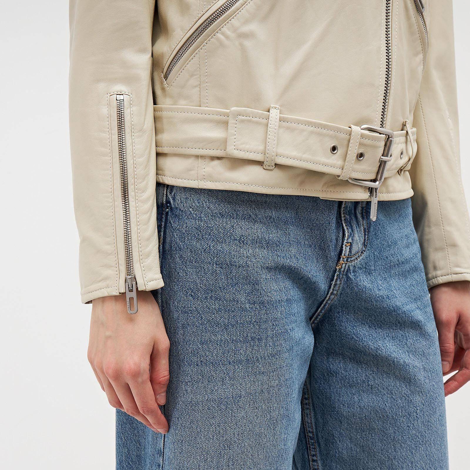 Куртка белого цвета DROMe - фото из каталога магазина брендовой одежды Second Friend Store Куртка DROMe - купить оригинал в секонд-хенде SFS - 5