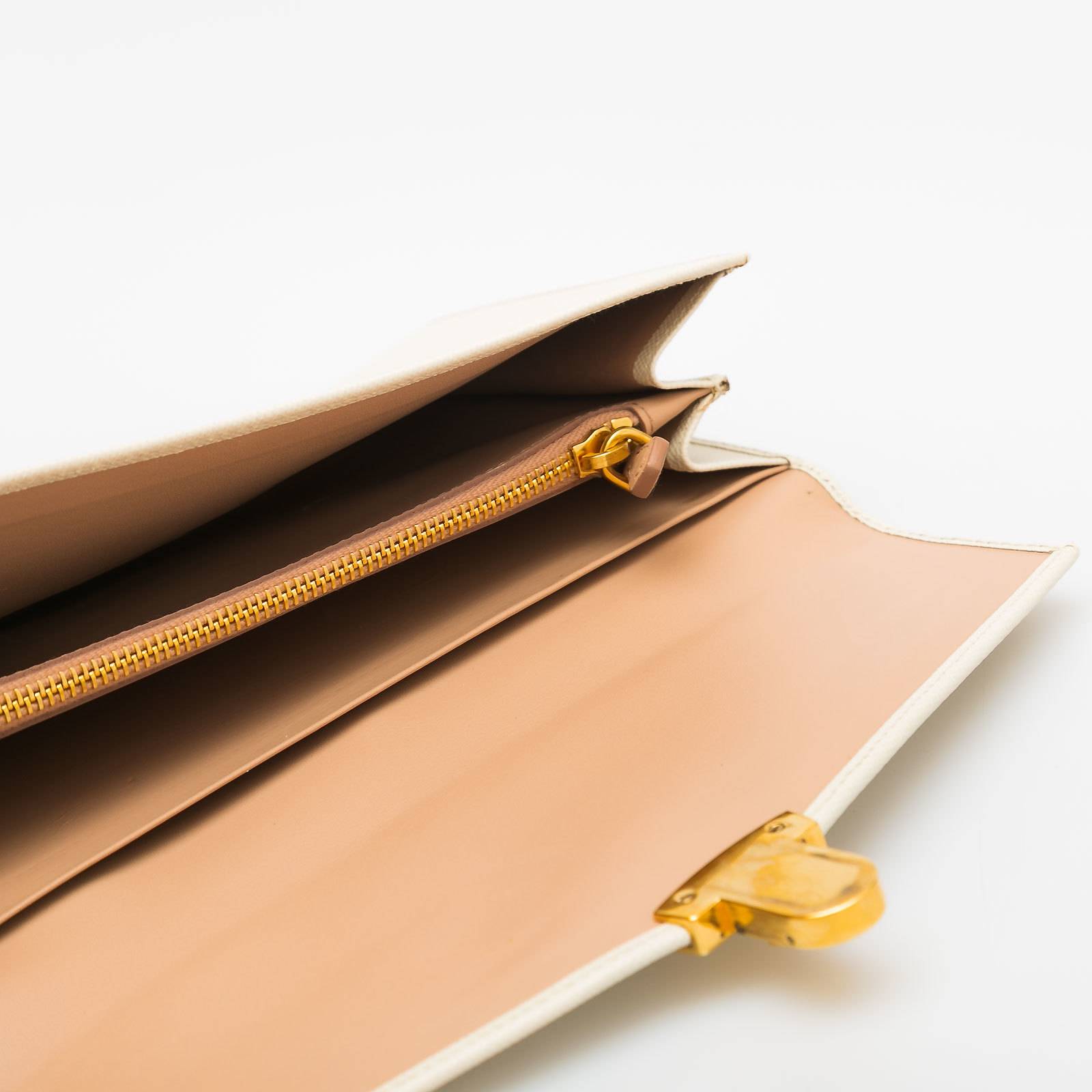 Клатч бежевого цвета Prada - фото из каталога магазина брендовой одежды Second Friend Store Клатч Prada - купить оригинал в секонд-хенде SFS - 3