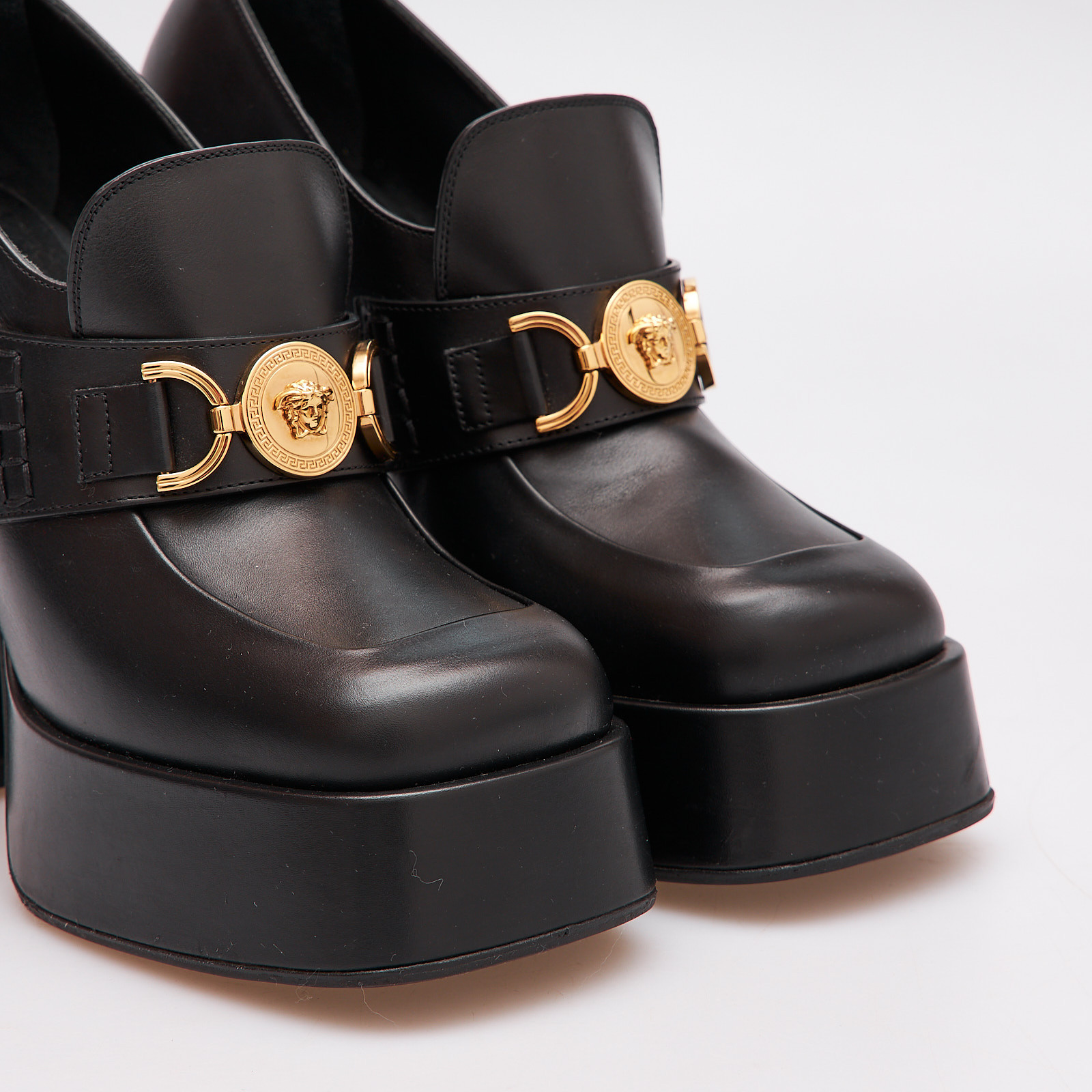 Туфли черного цвета Versace - фото из каталога магазина брендовой одежды Second Friend Store Туфли Versace - купить оригинал в секонд-хенде SFS - 4