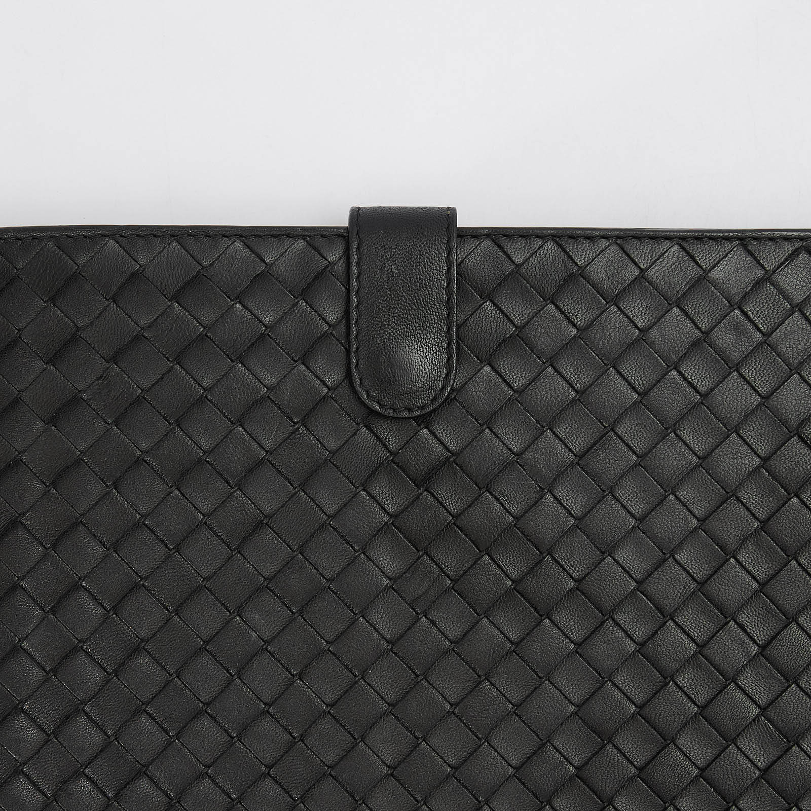 Чехол черного цвета Bottega Veneta - фото из каталога магазина брендовой одежды Second Friend Store Чехол Bottega Veneta - купить оригинал в секонд-хенде SFS - 3