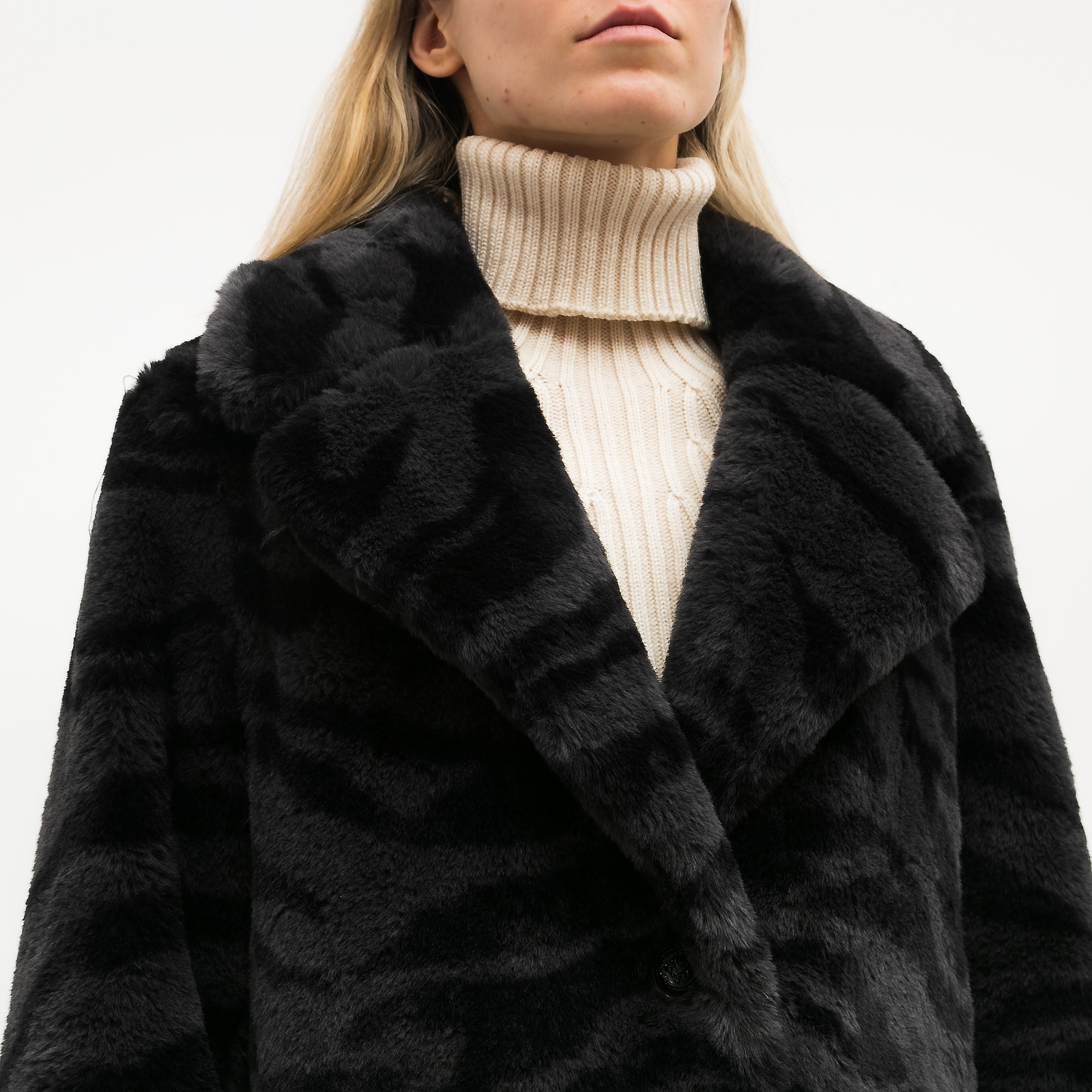 Шуба серого цвета Zadig & Voltaire - фото из каталога магазина брендовой одежды Second Friend Store Шуба Zadig & Voltaire - купить оригинал в секонд-хенде SFS - 4