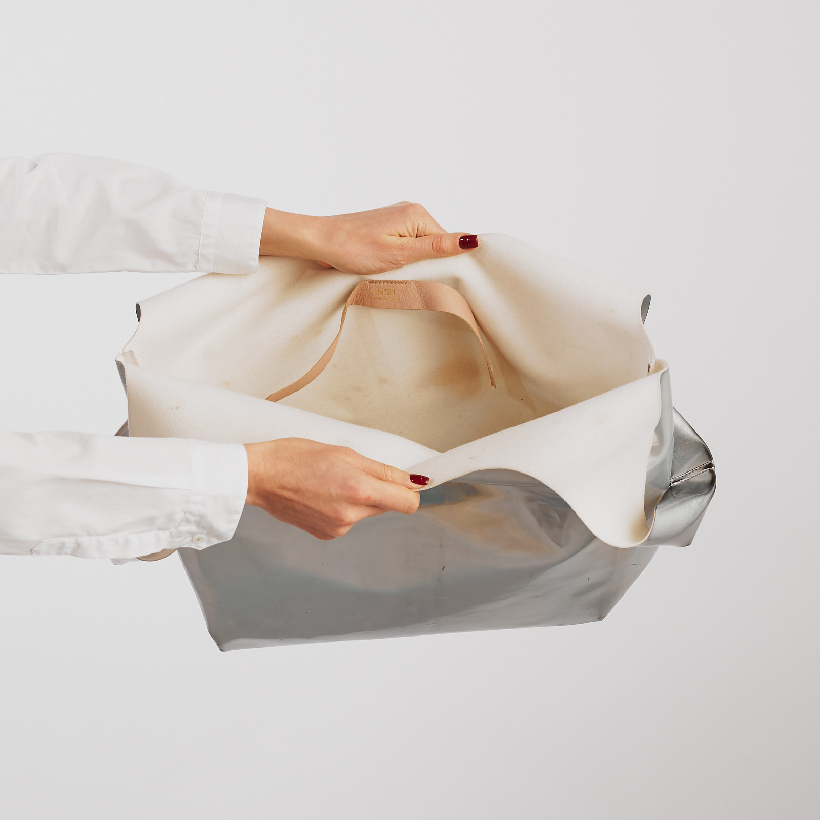 Сумка серебряного цвета N21 - фото из каталога магазина брендовой одежды Second Friend Store Сумка N21 - купить оригинал в секонд-хенде SFS - 3