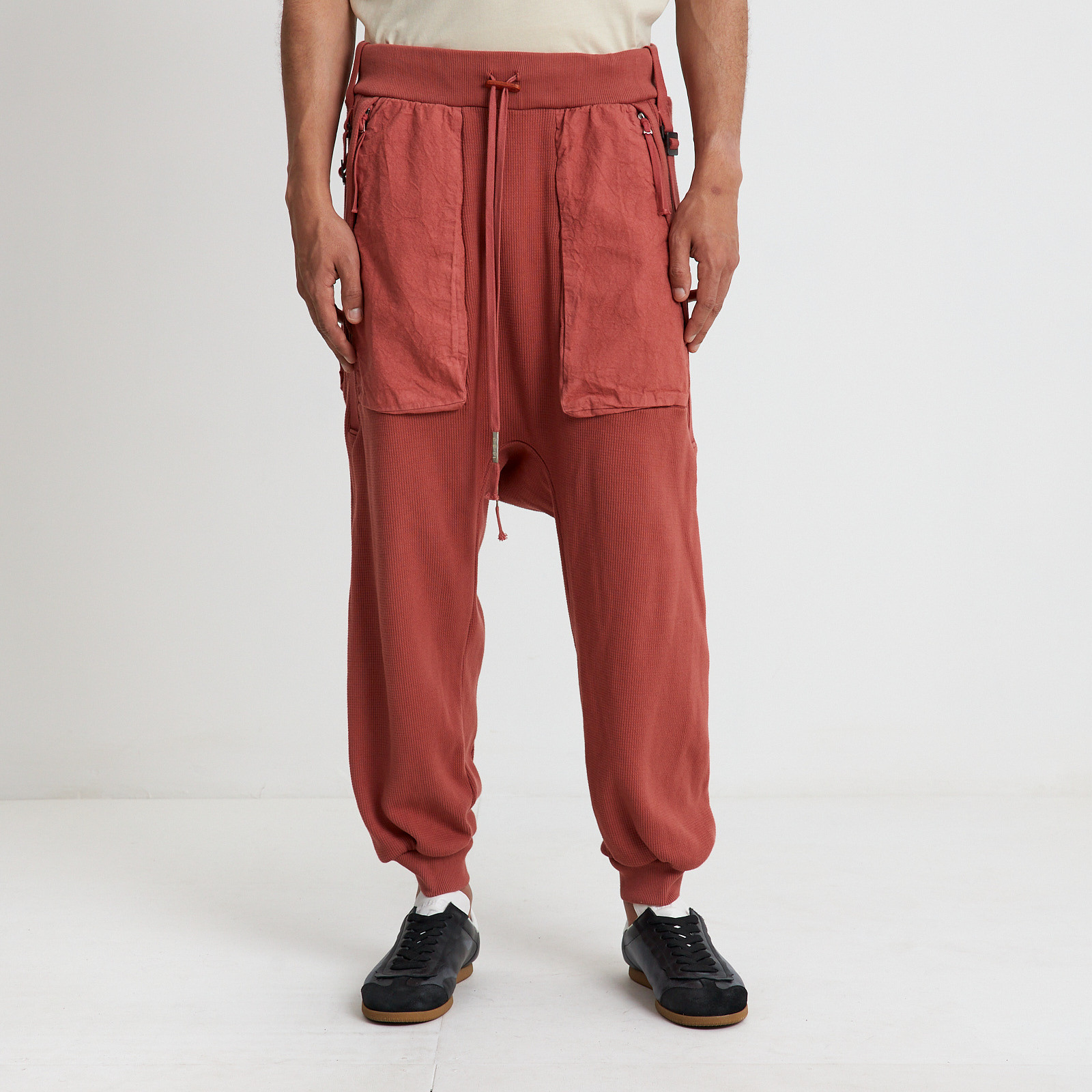 Брюки розового цвета 11 by Boris Bidjan Saberi - фото из каталога магазина брендовой одежды Second Friend Store Брюки 11 by Boris Bidjan Saberi - купить оригинал в секонд-хенде SFS - 1