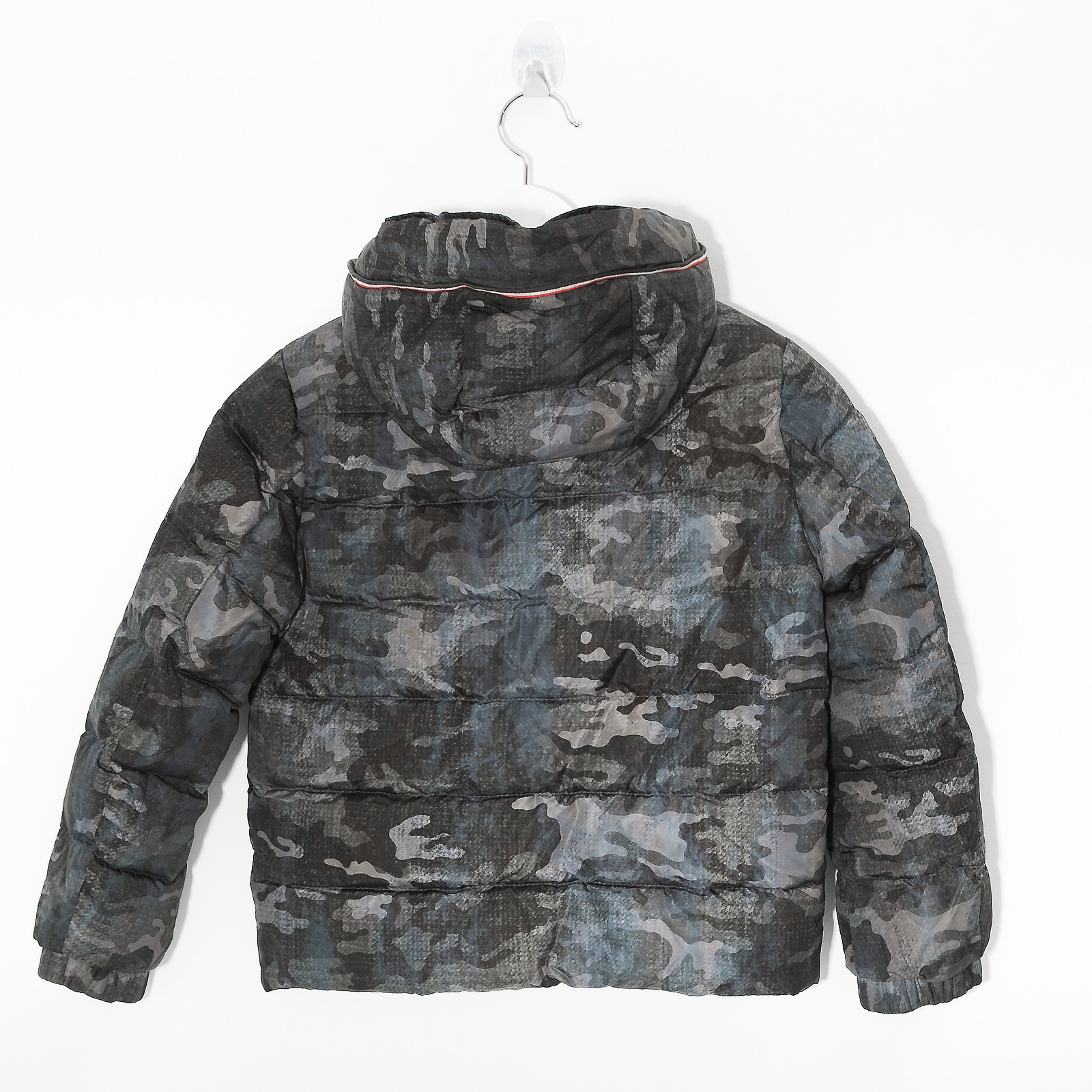 Пуховик серого цвета Moncler - фото из каталога магазина брендовой одежды Second Friend Store Пуховик Moncler - купить оригинал в секонд-хенде SFS - 2