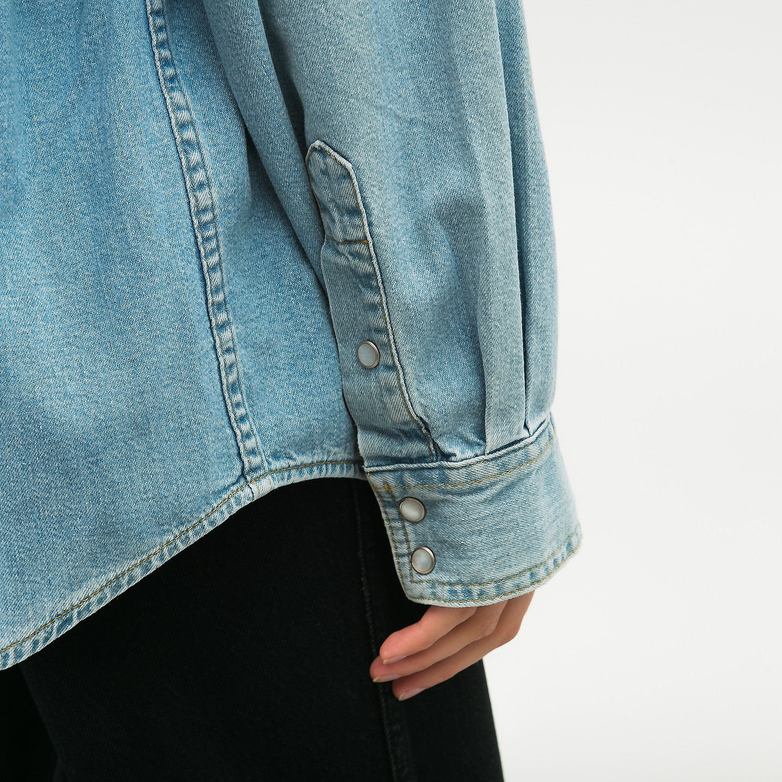 Рубашка голубого цвета Maison Margiela - фото из каталога магазина брендовой одежды Second Friend Store Рубашка Maison Margiela - купить оригинал в секонд-хенде SFS - 4
