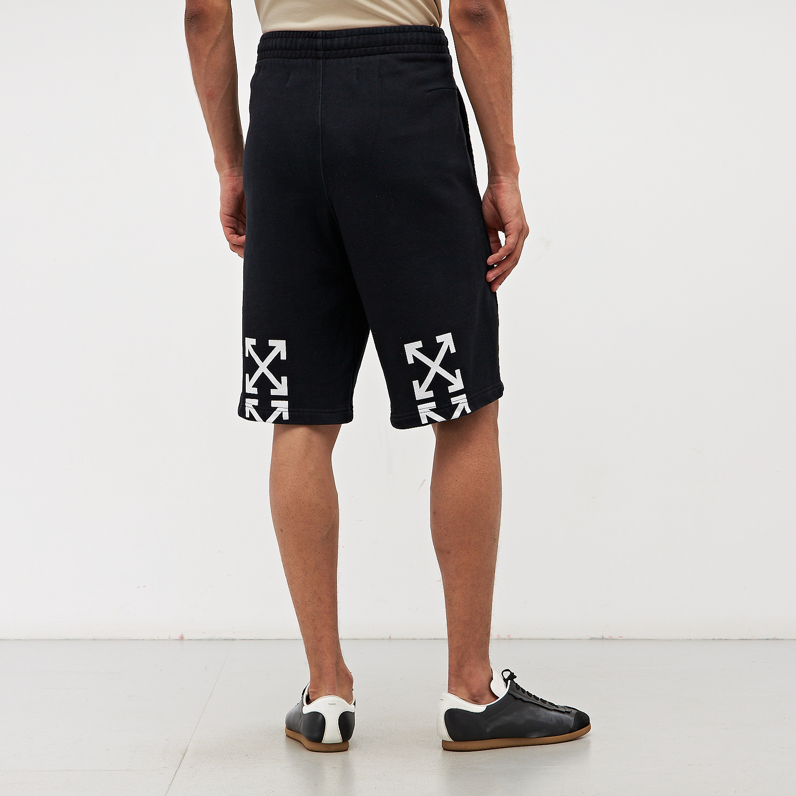 Шорты черного цвета Off-White - фото из каталога магазина брендовой одежды Second Friend Store Шорты Off-White - купить оригинал в секонд-хенде SFS - 3