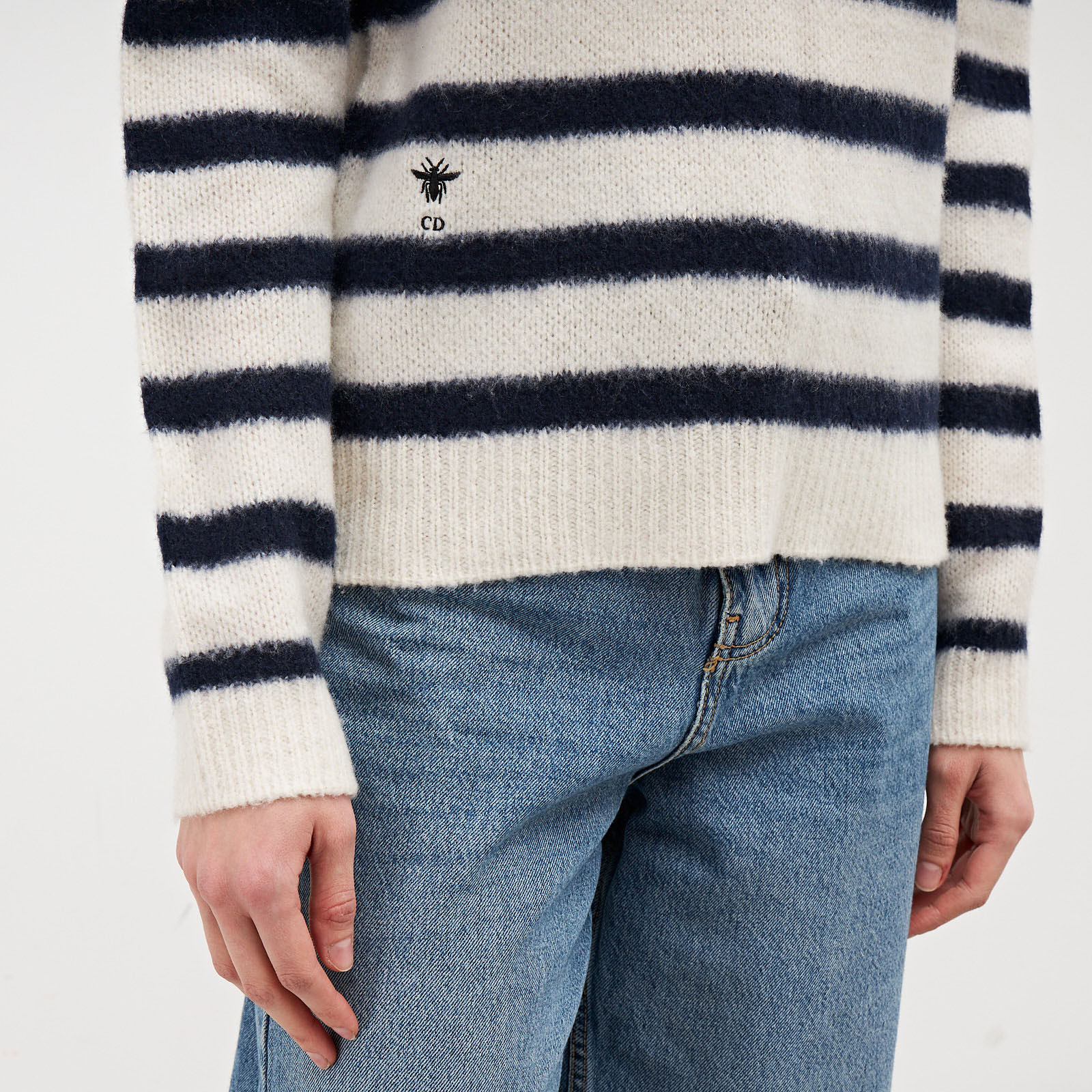 Свитер белого цвета Christian Dior - фото из каталога магазина брендовой одежды Second Friend Store Свитер Christian Dior - купить оригинал в секонд-хенде SFS - 4