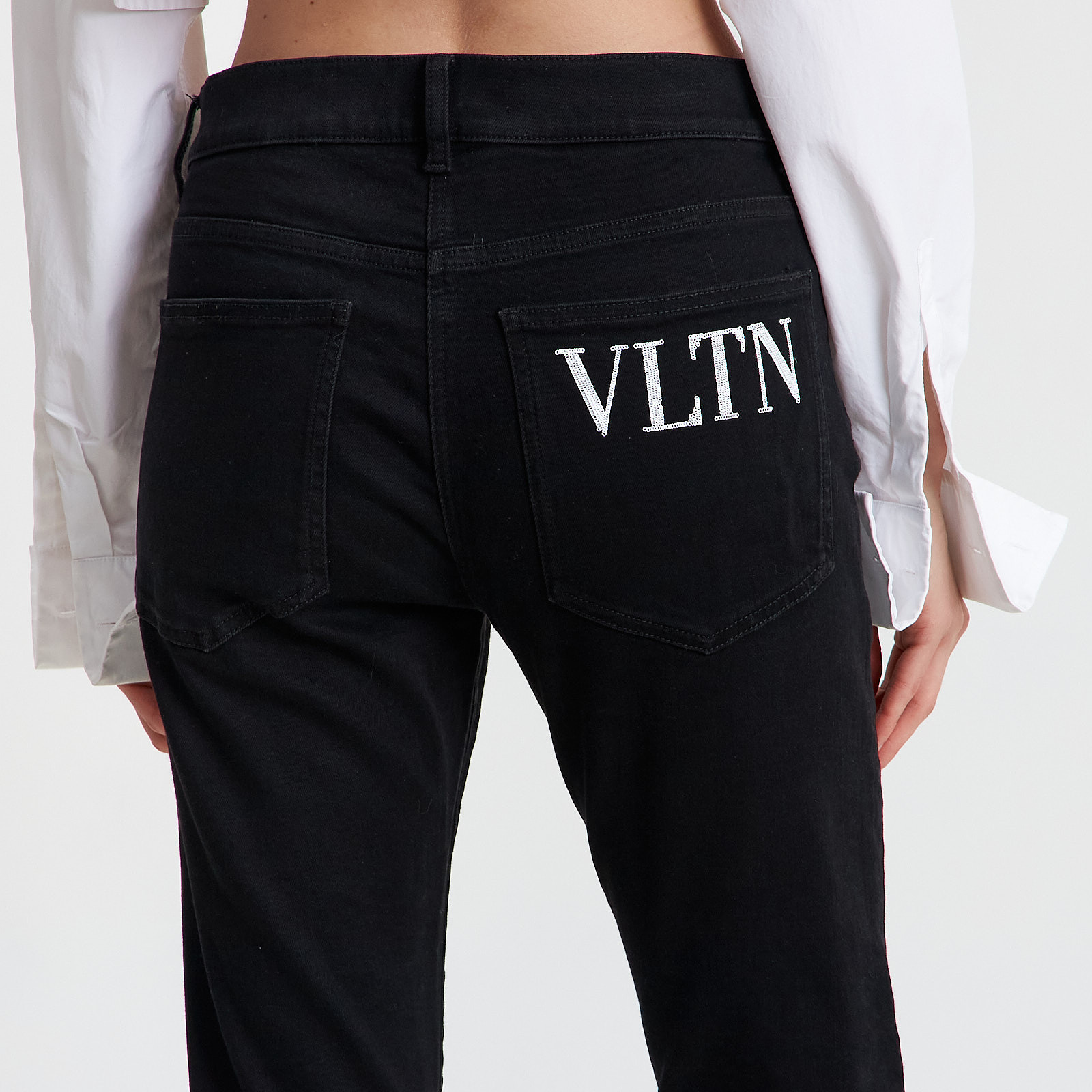 Джинсы черного цвета Valentino - фото из каталога магазина брендовой одежды Second Friend Store Джинсы Valentino - купить оригинал в секонд-хенде SFS - 3