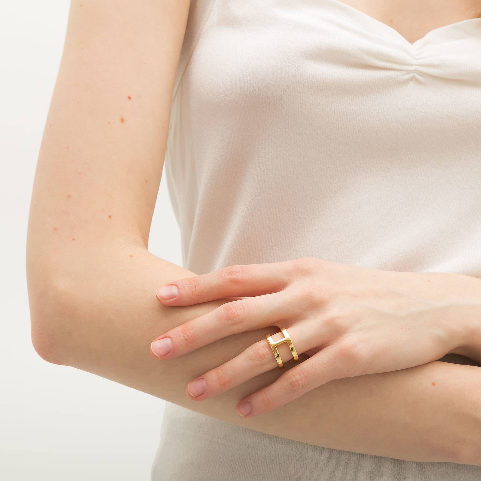 Кольцо золотого цвета Carolina Herrera - фото из каталога магазина брендовой одежды Second Friend Store Кольцо Carolina Herrera - купить оригинал в секонд-хенде SFS - 5