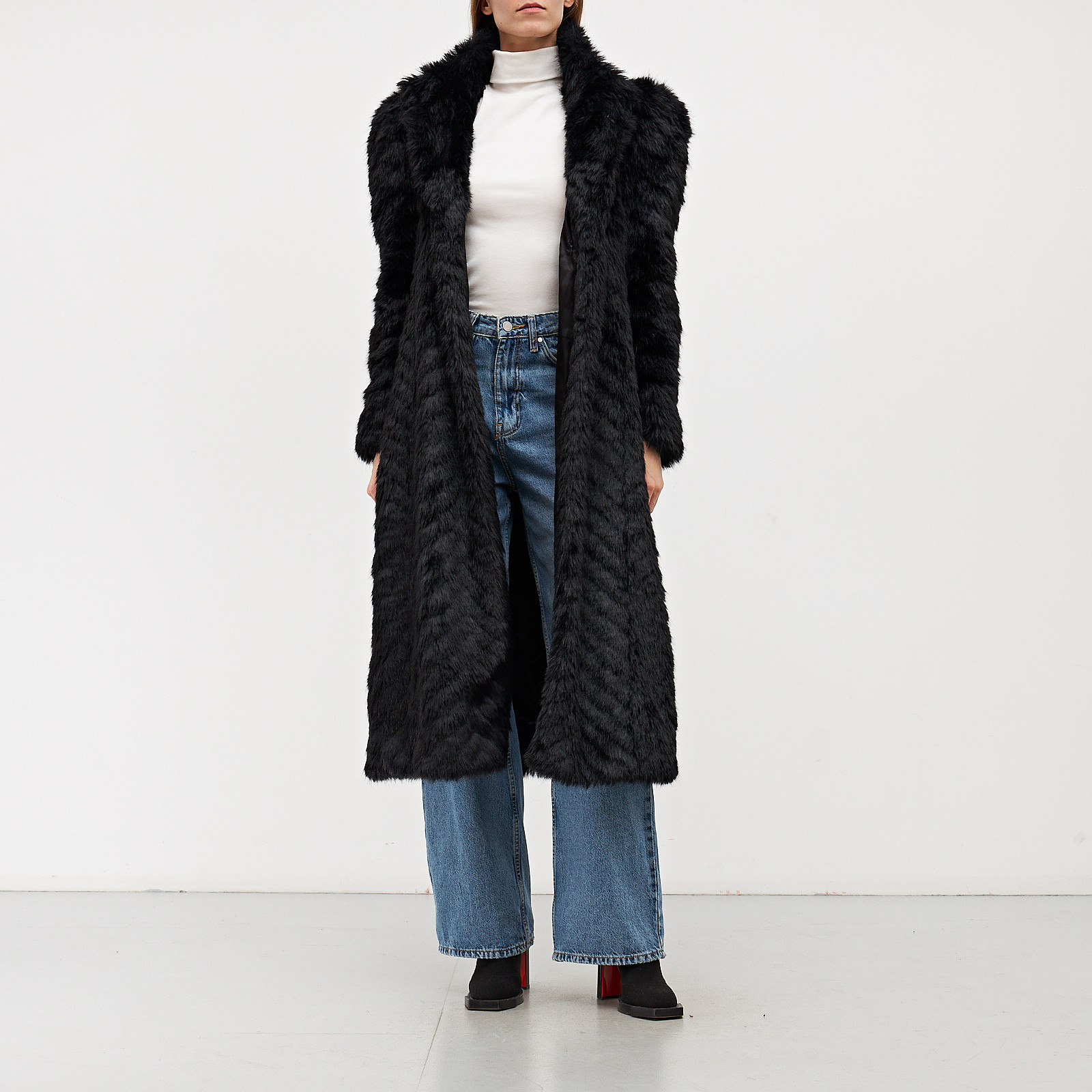 Шуба черного цвета Balenciaga - фото из каталога магазина брендовой одежды Second Friend Store Шуба Balenciaga - купить оригинал в секонд-хенде SFS - 2