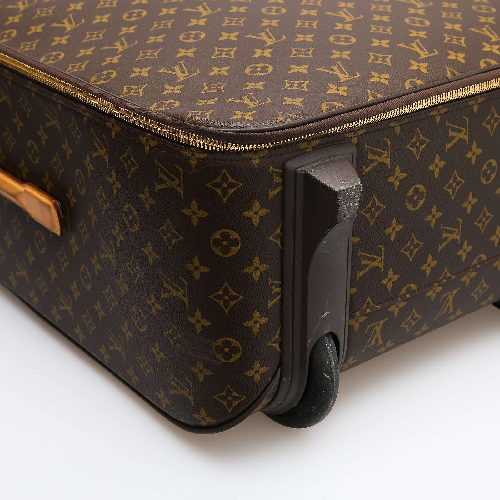 Чемодан Louis Vuitton - купить оригинал в секонд-хенде SFS