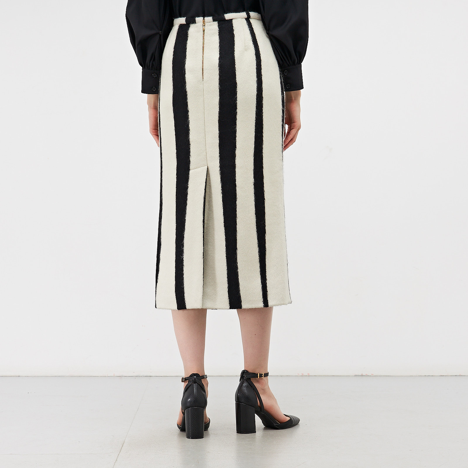 Юбка белого цвета Rochas - фото из каталога магазина брендовой одежды Second Friend Store Юбка Rochas - купить оригинал в секонд-хенде SFS - 3