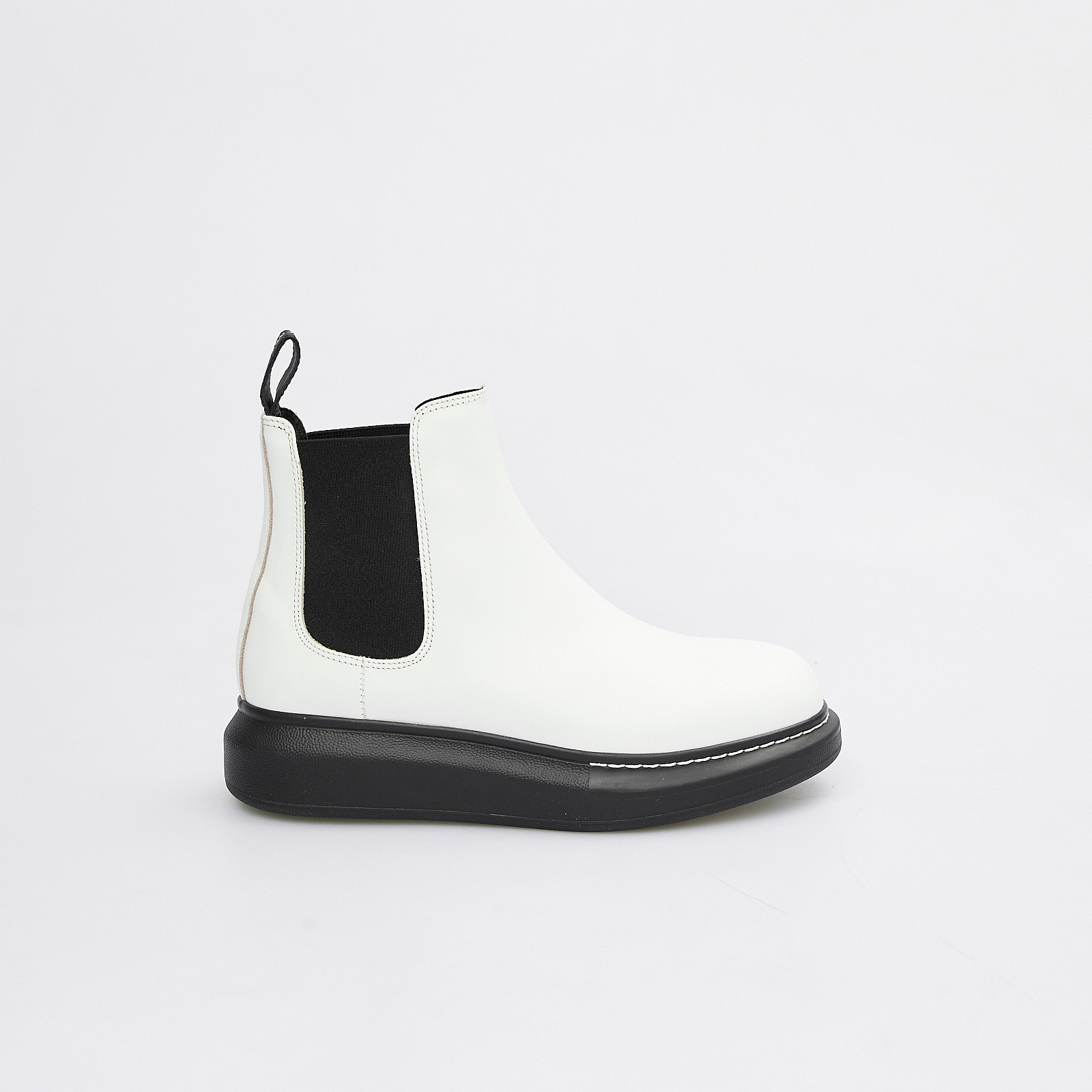 Челси белого цвета Alexander McQueen - фото из каталога магазина брендовой одежды Second Friend Store Челси Alexander McQueen - купить оригинал в секонд-хенде SFS - 1