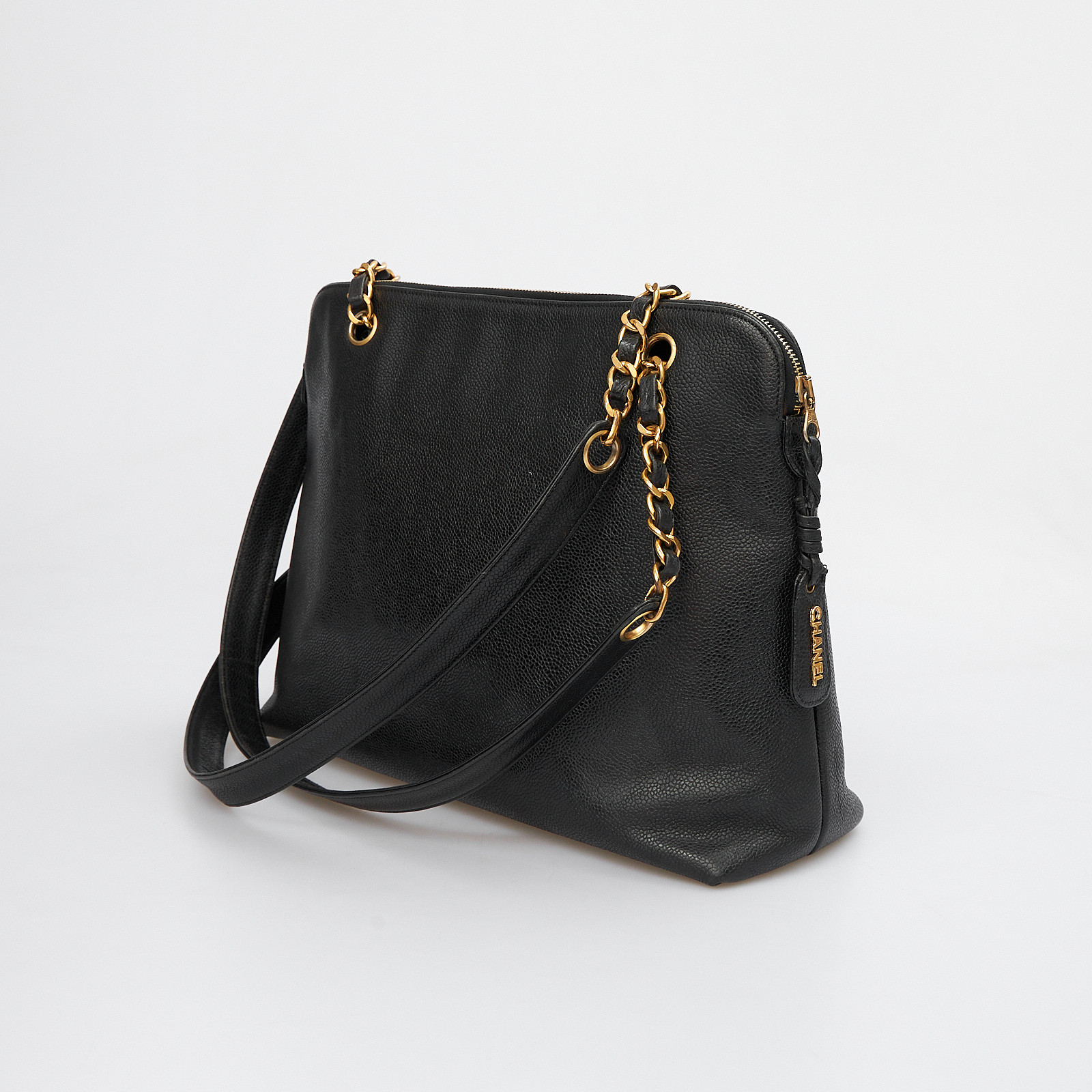 Сумка черного цвета Chanel - фото из каталога магазина брендовой одежды Second Friend Store Сумка Chanel - купить оригинал в секонд-хенде SFS - 3