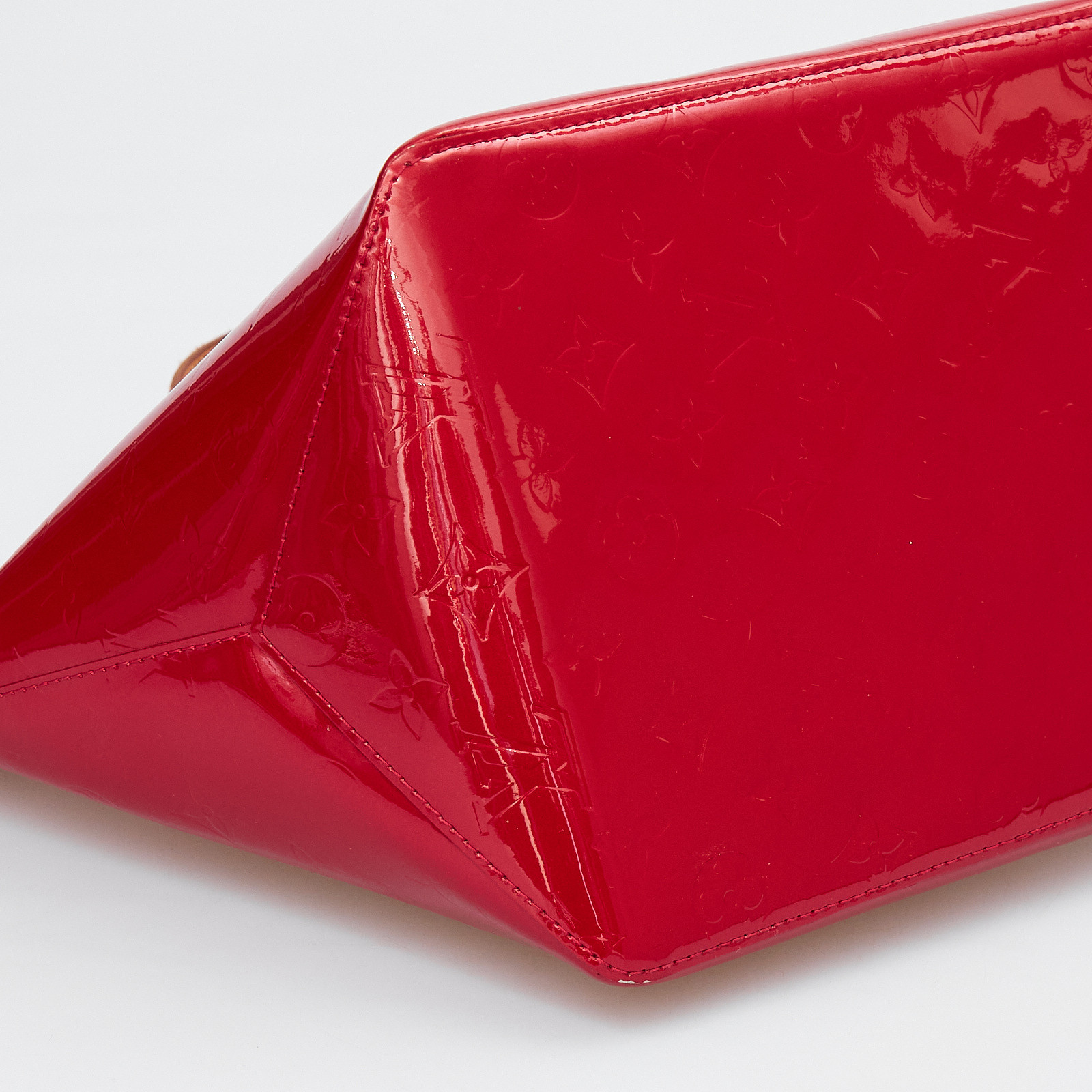 Сумка  красного цвета Louis Vuitton - фото из каталога магазина брендовой одежды Second Friend Store Сумка Louis Vuitton - купить оригинал в секонд-хенде SFS - 6