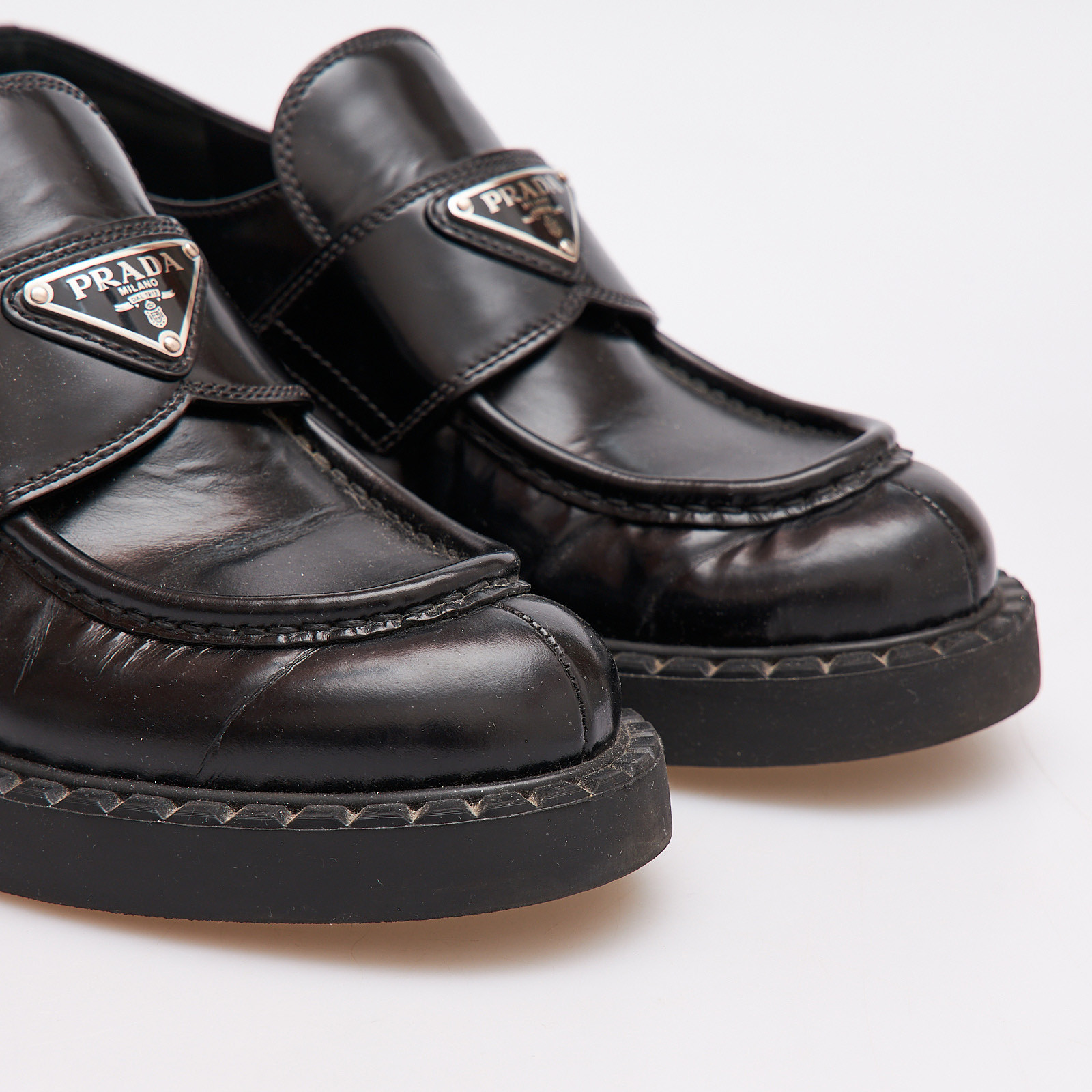 Лоферы черного цвета Prada - фото из каталога магазина брендовой одежды Second Friend Store Лоферы Prada - купить оригинал в секонд-хенде SFS - 4