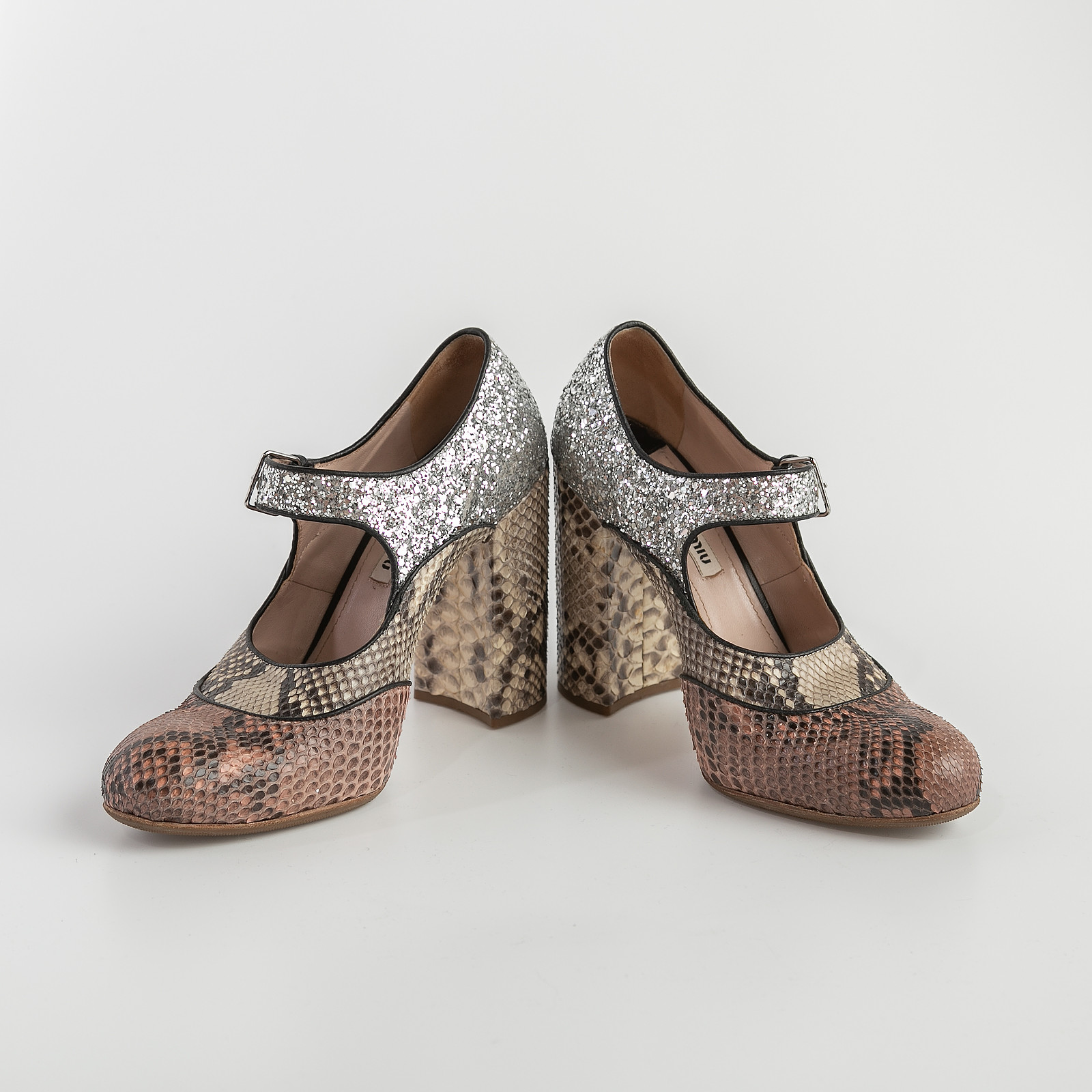 Туфли серого цвета Miu Miu - фото из каталога магазина брендовой одежды Second Friend Store Туфли Miu Miu - купить оригинал в секонд-хенде SFS - 2