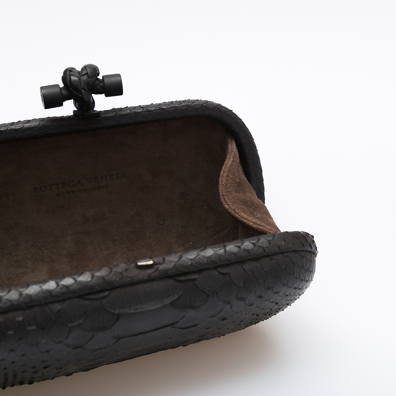 Клатч черного цвета Bottega Veneta - фото из каталога магазина брендовой одежды Second Friend Store Клатч Bottega Veneta - купить оригинал в секонд-хенде SFS - 4