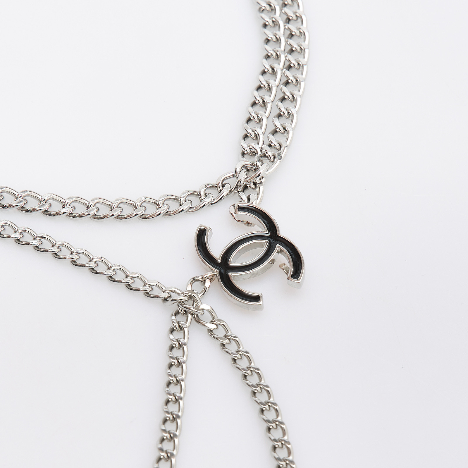 Пояс серебряного цвета Chanel - фото из каталога магазина брендовой одежды Second Friend Store Пояс Chanel - купить оригинал в секонд-хенде SFS - 3