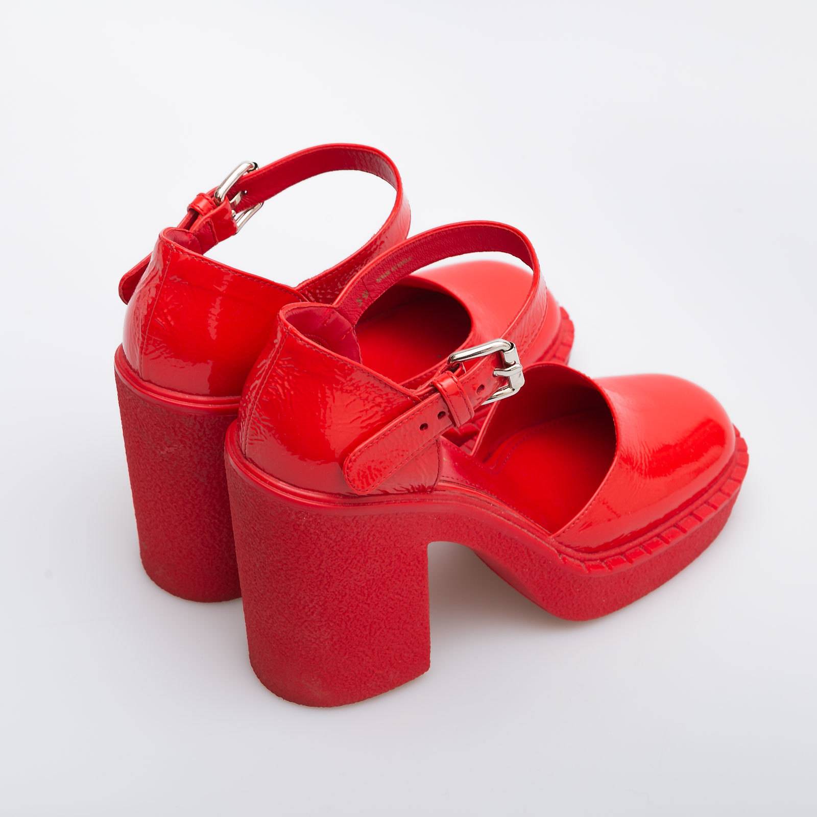 Туфли красного цвета Prada - фото из каталога магазина брендовой одежды Second Friend Store Туфли Prada - купить оригинал в секонд-хенде SFS - 3