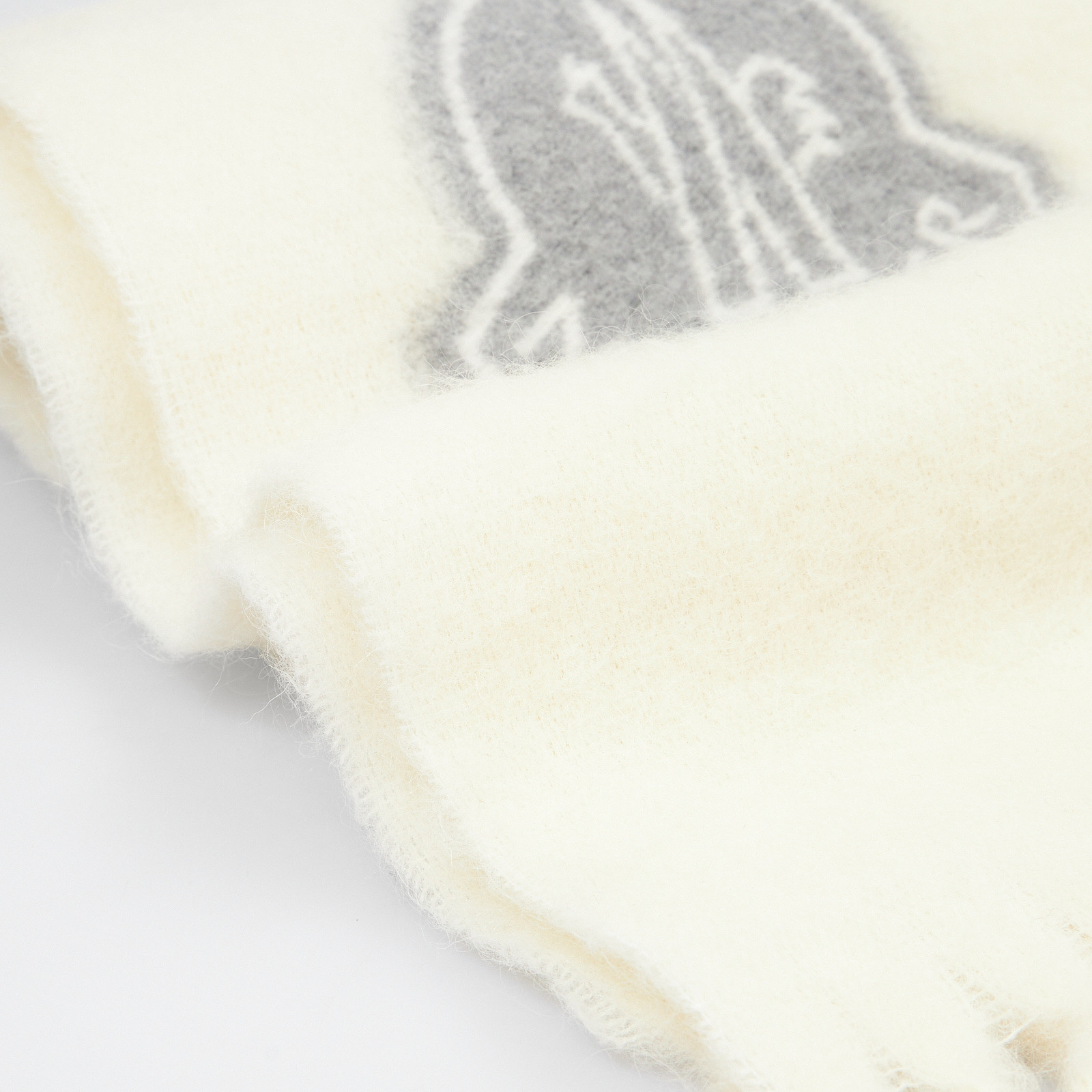 Шарф белого цвета Moncler - фото из каталога магазина брендовой одежды Second Friend Store Шарф Moncler - купить оригинал в секонд-хенде SFS - 3