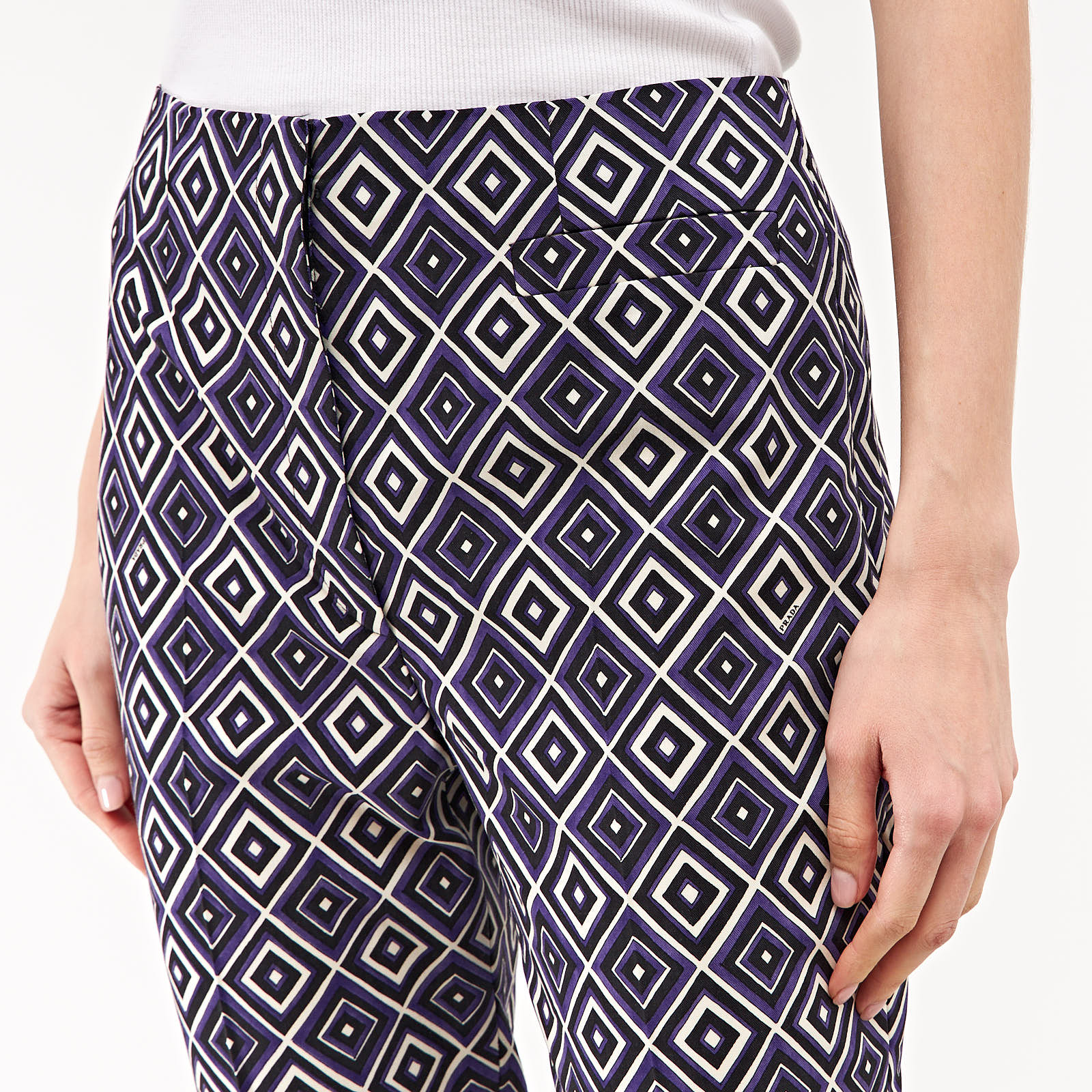 Брюки фиолетового цвета Prada - фото из каталога магазина брендовой одежды Second Friend Store Брюки Prada - купить оригинал в секонд-хенде SFS - 4