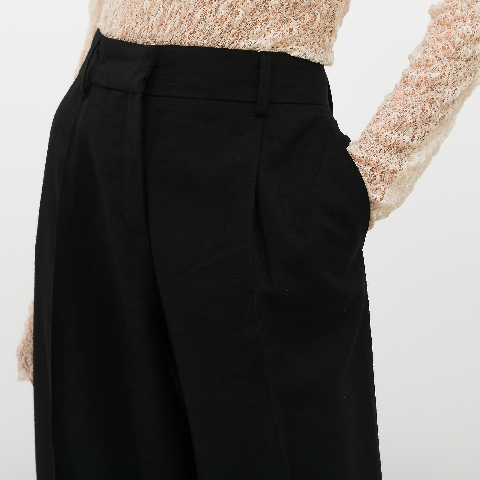 Брюки черного цвета McQ by Alexander McQueen - фото из каталога магазина брендовой одежды Second Friend Store Брюки McQ by Alexander McQueen - купить оригинал в секонд-хенде SFS - 4